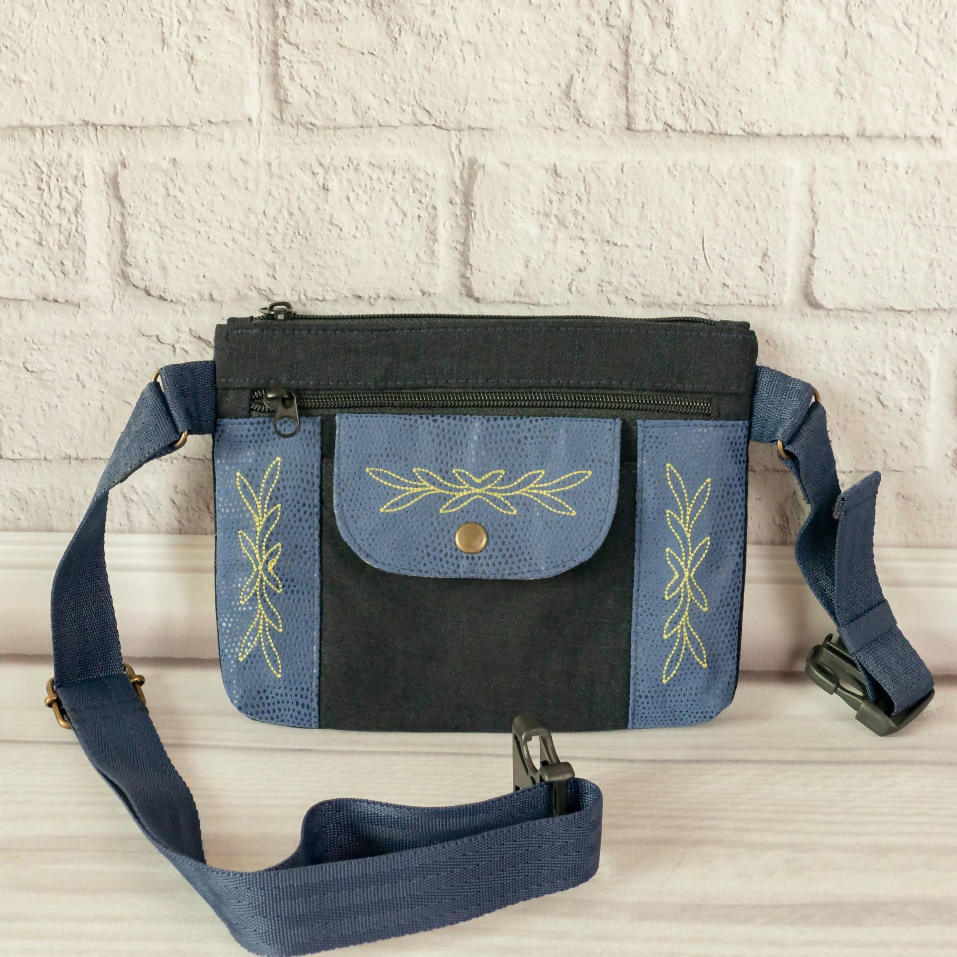 Blaue Taille Handytasche, Designer Bauchtasche Für Frauen, Jeans Hüfttasche Mit Zwei Reißverschlüssen von OnlyOneExclusive