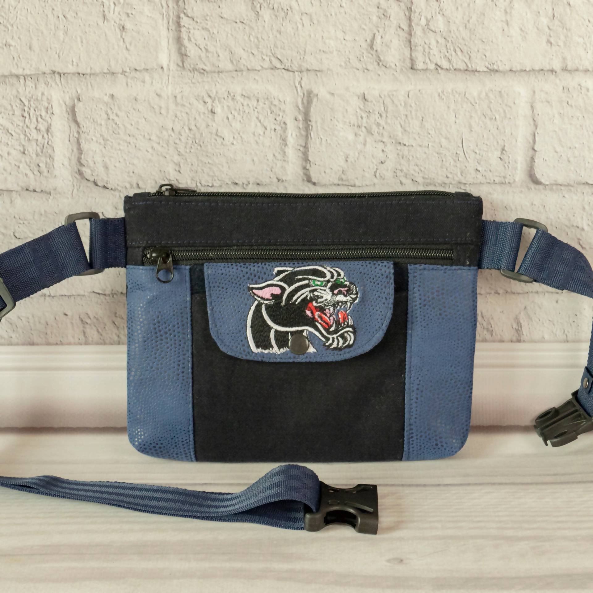 Designer Bauchtasche Für Frauen, Panther Hüfttasche Mit Zwei Reißverschlüssen, Blaue Taille Handytasche von OnlyOneExclusive