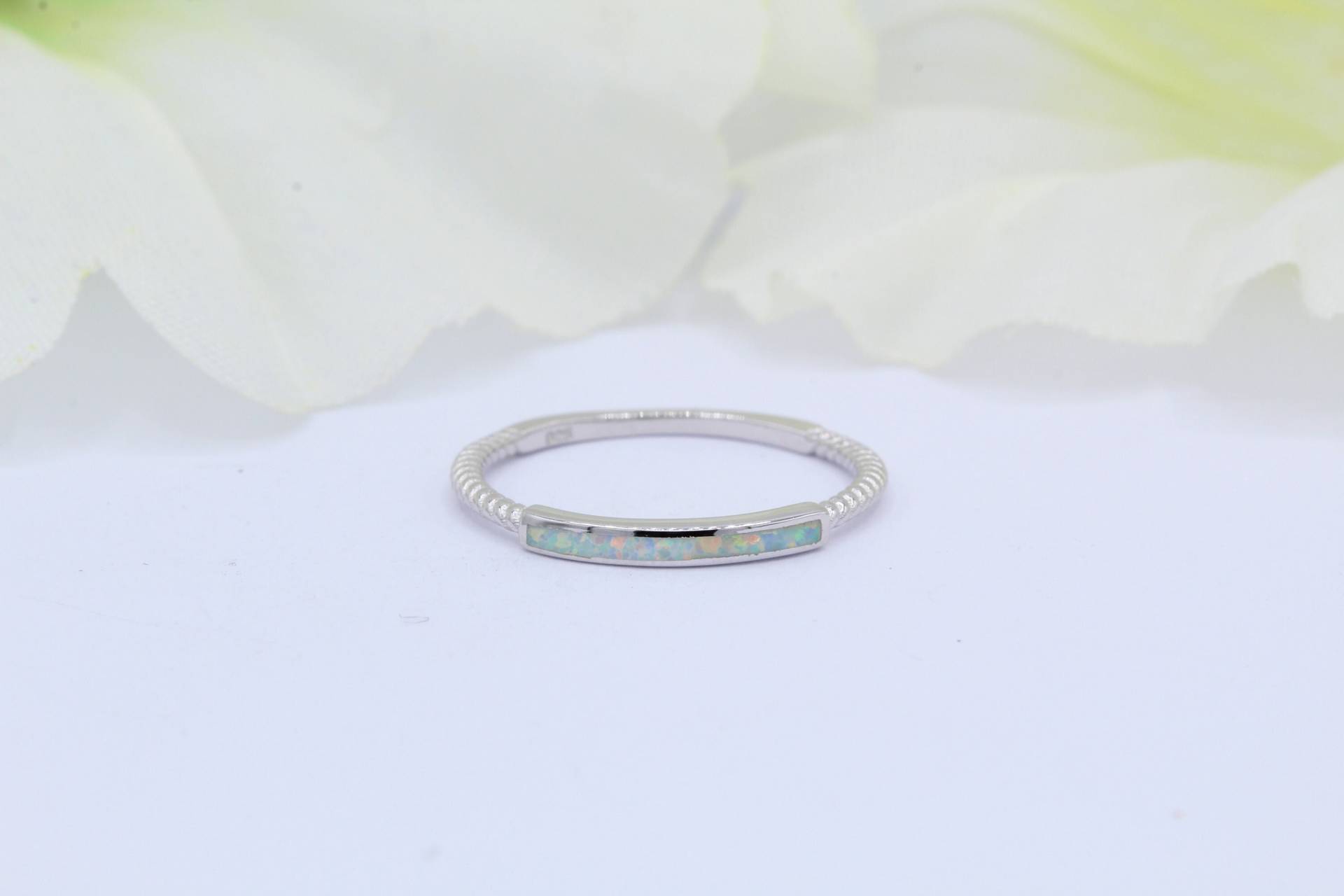 3mm Bar Solitaire Lab White Opal Band Twisted New Design 925 Sterling Silber Daumen Ring Weiß von OnlyOpalLuv