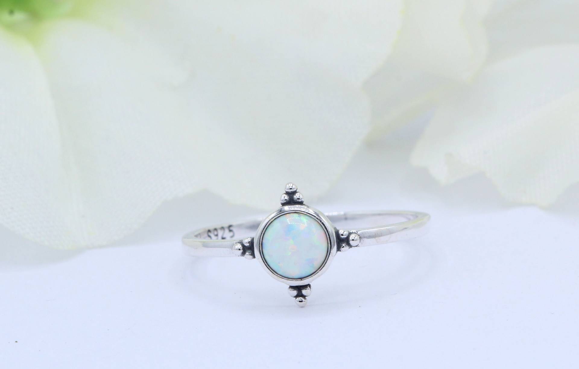 6mm Rund Bali Kugel Design Lab Weiß Opal Oxidiert 4 Punkt Ring Solitär 925 Sterling Silber Wählen Sie Ihre Bandfarbe von OnlyOpalLuv