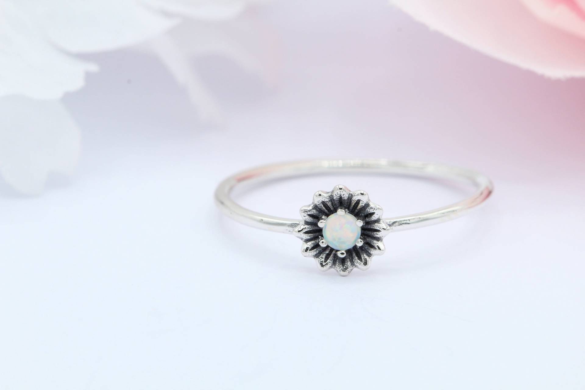 6mm Rund Gänseblümchen Blume Lab Blau Oder Weiß Opal Bali Design Oxidierter Ring Solitär 925 Sterling Silber Wählen Sie Ihre Edelsteinfarbe von OnlyOpalLuv