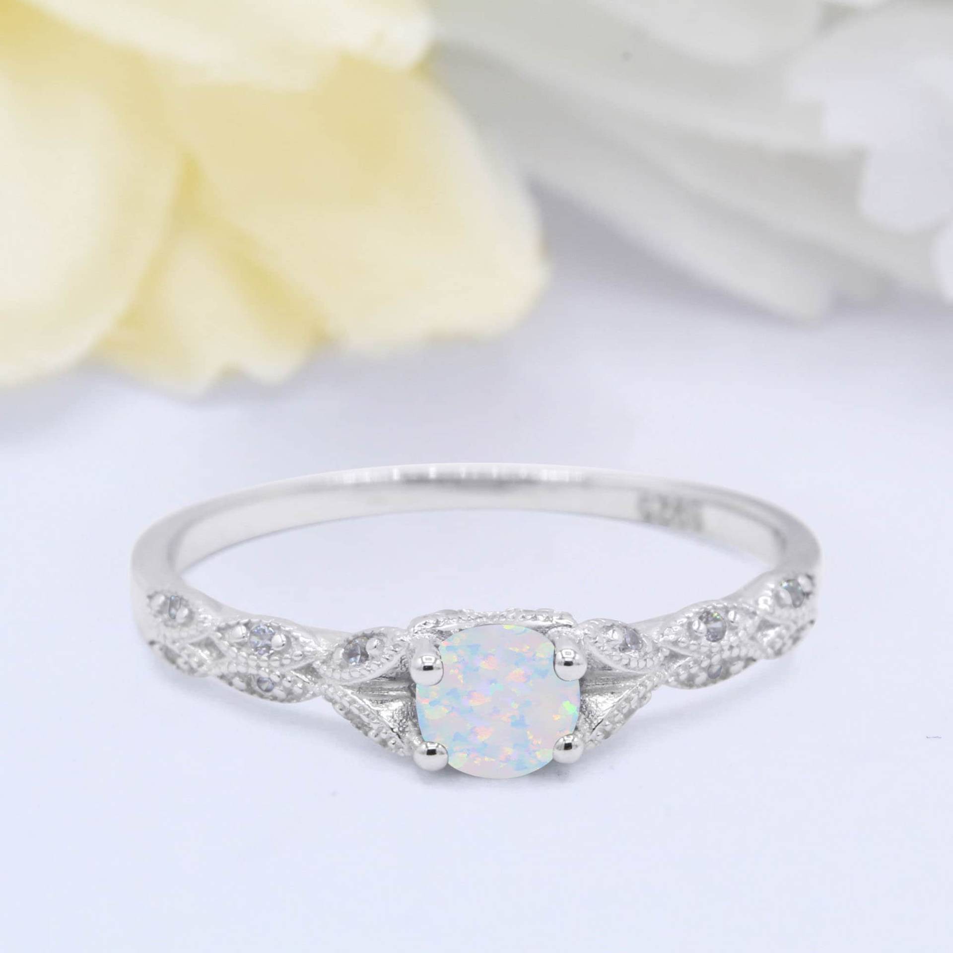 6mm Zierlicher Runder Zierlicher Lab White Opal Ring Modering Solid 925 Sterling Silber Wähle Deinen Stein Und Band Farbe Unikat Design von OnlyOpalLuv