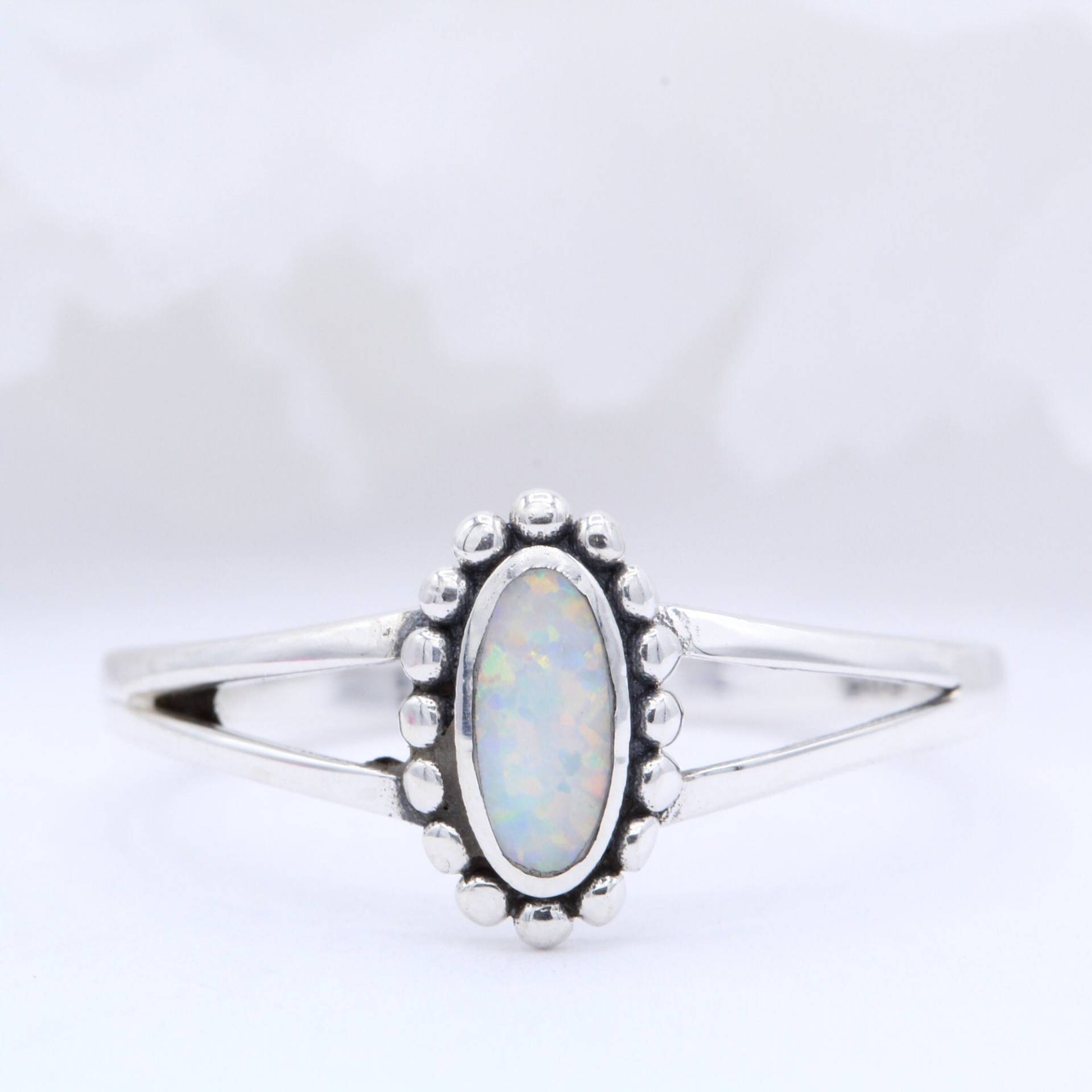 6mmx4mm Oval Solitär Lab Weiß Opal Bali Kugel Design Oxidierter Ring 925 Sterling Silber Wählen Sie Ihre Bandfarbe Neues von OnlyOpalLuv