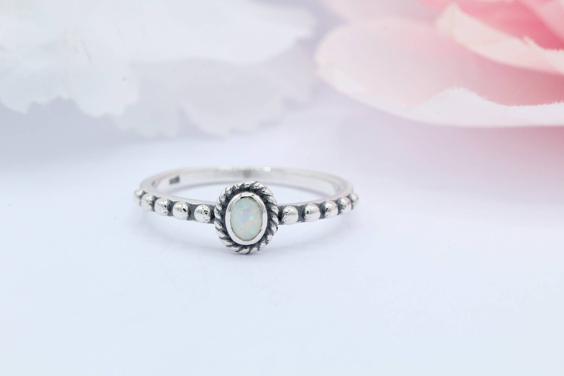 7mm Oval Solitär Lab Weiß Opal Bali Kugel Design Oxidiert Ring 925 Sterling Silber Bandfarbe Wählen Neues von OnlyOpalLuv