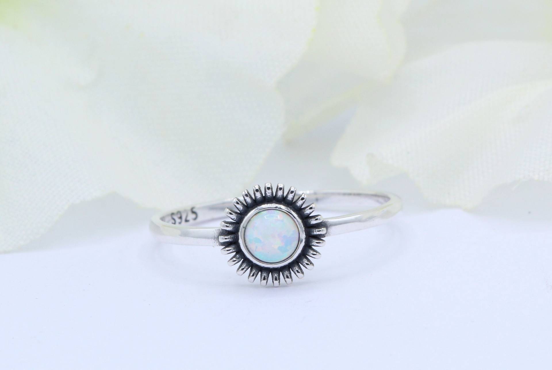 8mm Rund Bali Kugel Design Lab Weiß Opal Oxidiert Ring Solitär 925 Sterling Silber Wählen Sie Ihre Bandfarbe Sternzeichen Sonne von OnlyOpalLuv