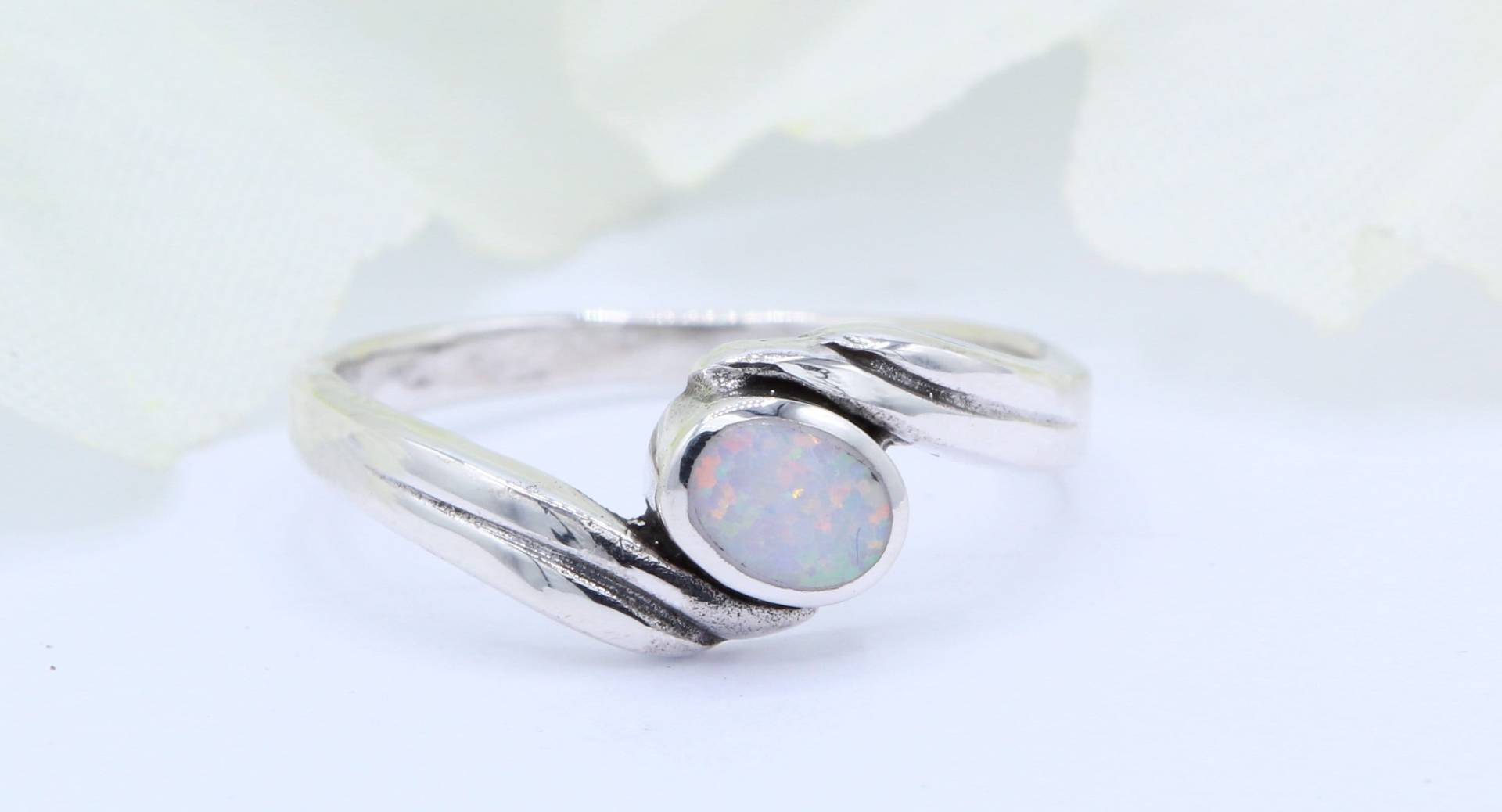 Akzent Mode Bali Design Oval Lab White Opal Oxidiertes Metall Twisted Band Vintage Hochzeit Verlobungsring Massiv 925 Sterling Silber von OnlyOpalLuv