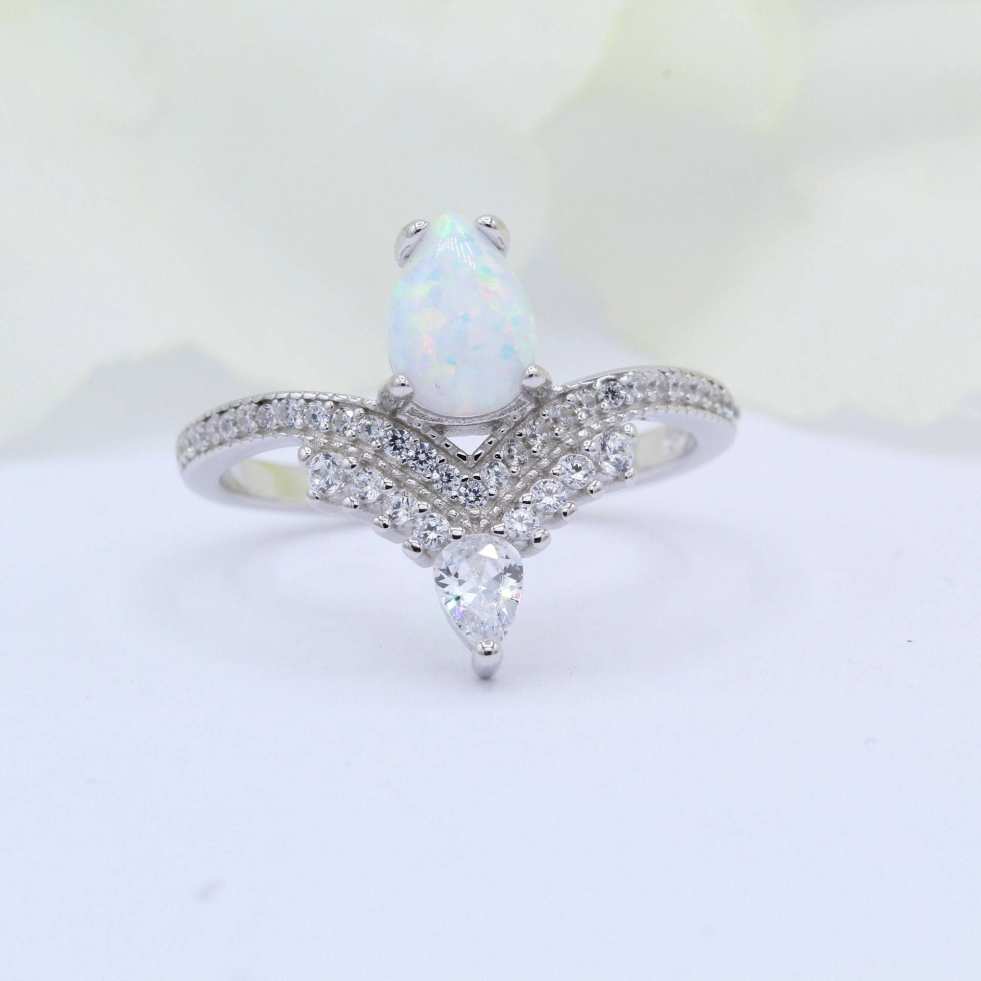 Art Deco Solitär Akzent Pear Teardrop Lab White Opal Verlobungsring Rund Cz Band Massiv 925 Sterling Silber von OnlyOpalLuv