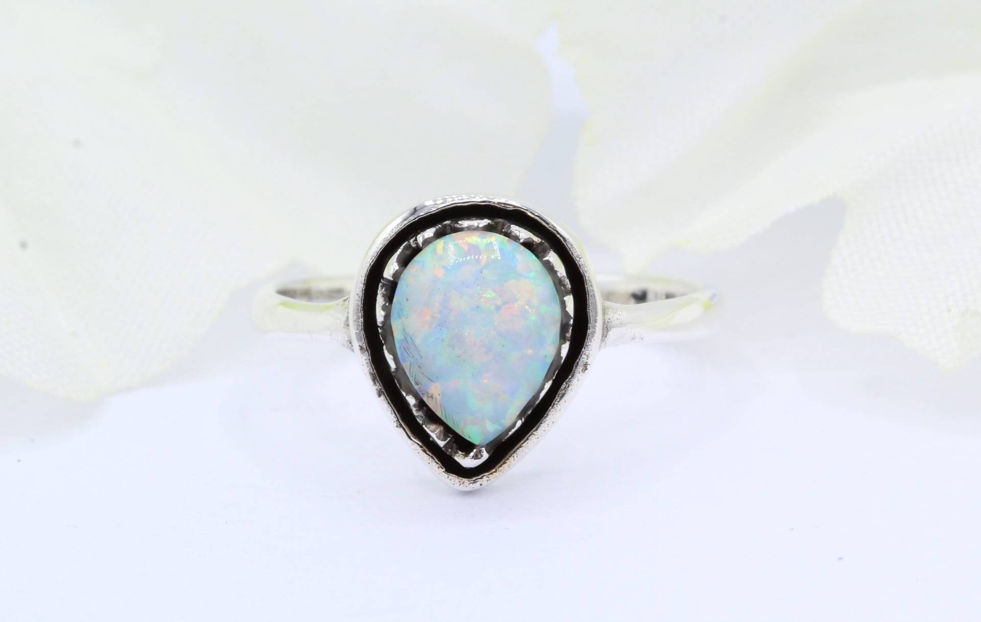 Bali Design Tropfen Birne Form Lab Weiß Opal Oxidiertes Metall Ehering Verlobungsring Massiv 925 Sterling Silber Wähle Deine Bandfarbe von OnlyOpalLuv