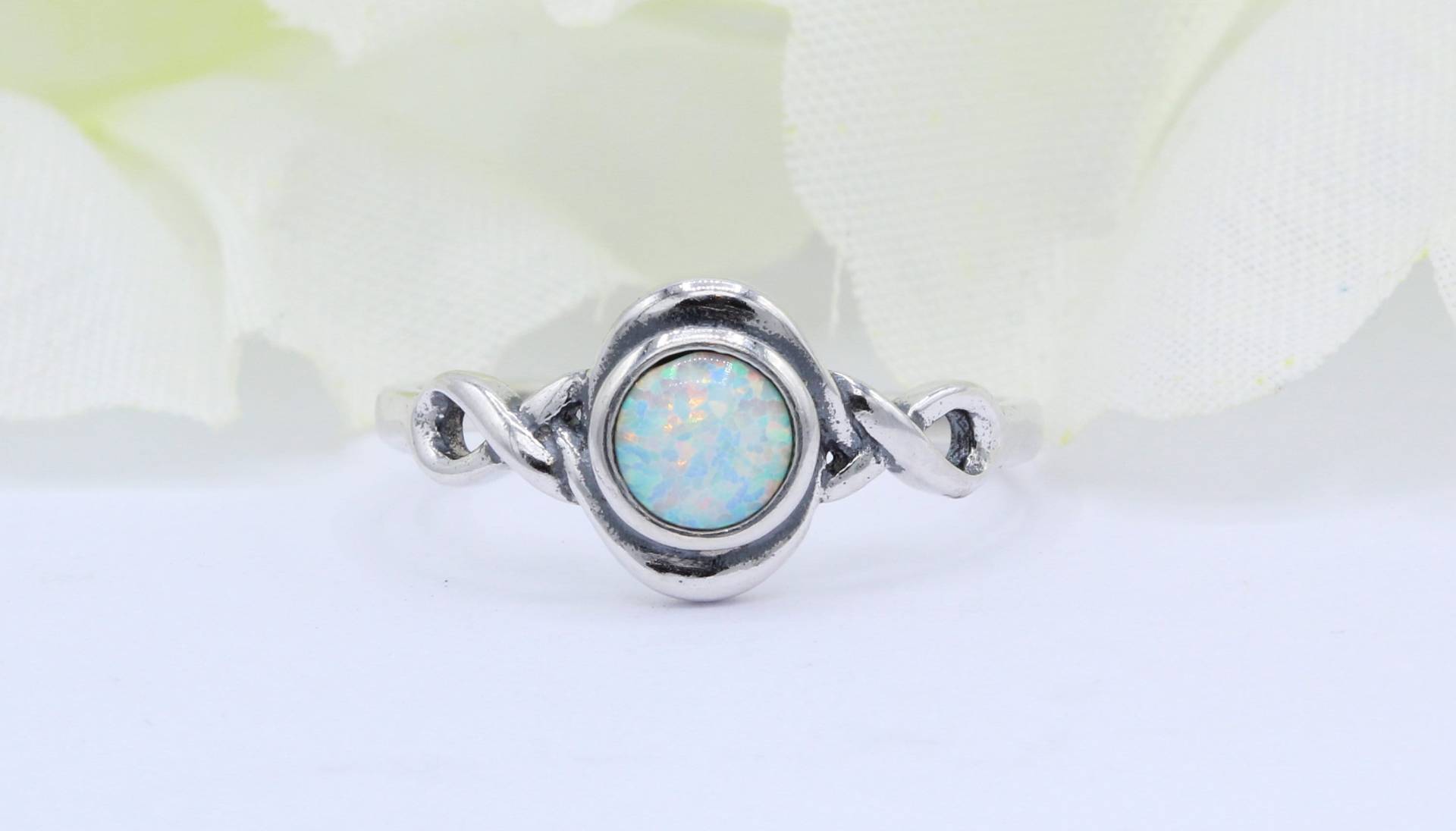 Celtic Trinity Rund Lab White Opal Infinity Shank Band Oxidiert Metall Ring Solitär 925 Sterling Silber Wählen Sie Ihr Farbe Neues Design von OnlyOpalLuv