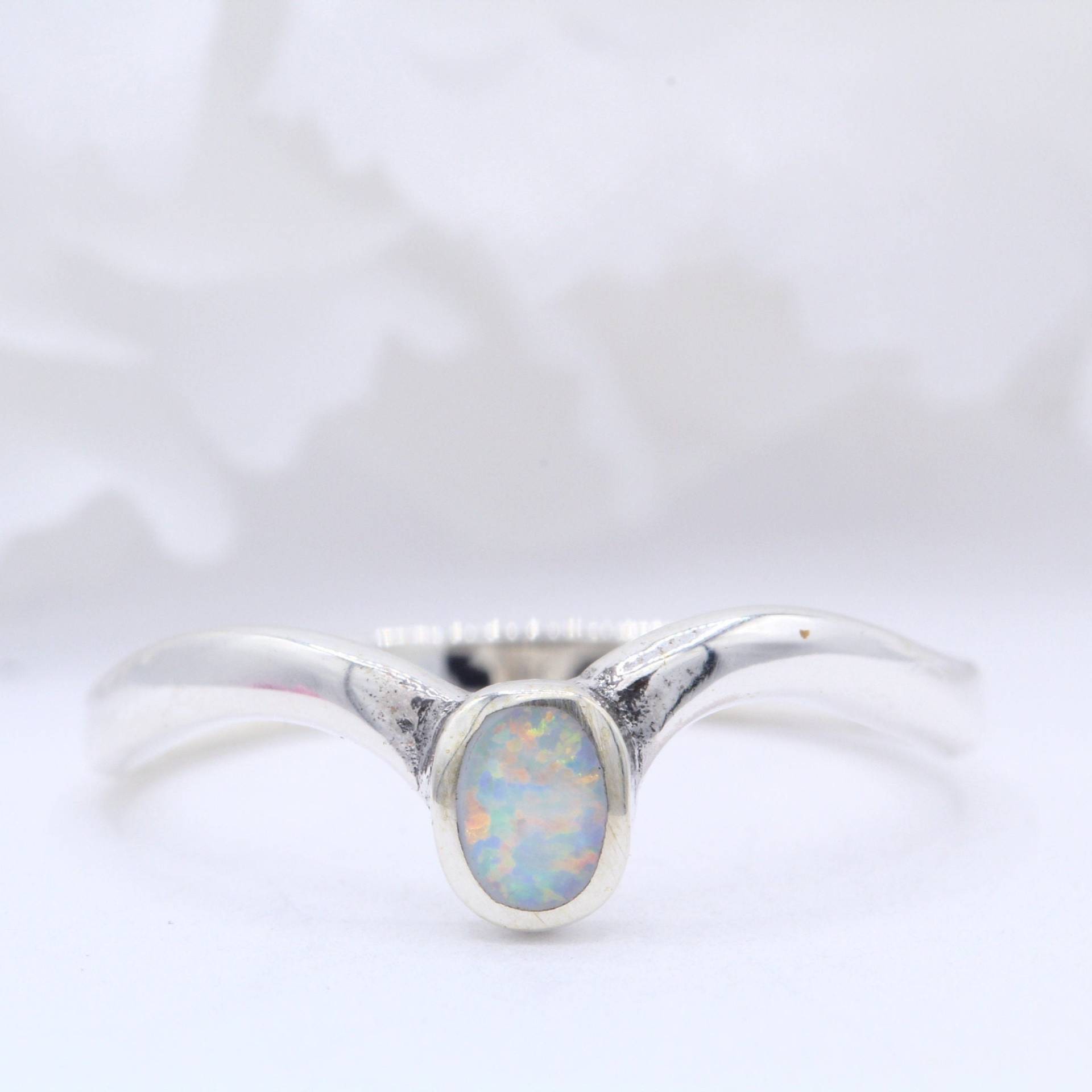 Chevron Solitär Oval Lab Weiß Opal Hochzeit Art Deco Ring Massiv 925 Sterling Silber Gestempelt Bandfarbe Wählen von OnlyOpalLuv