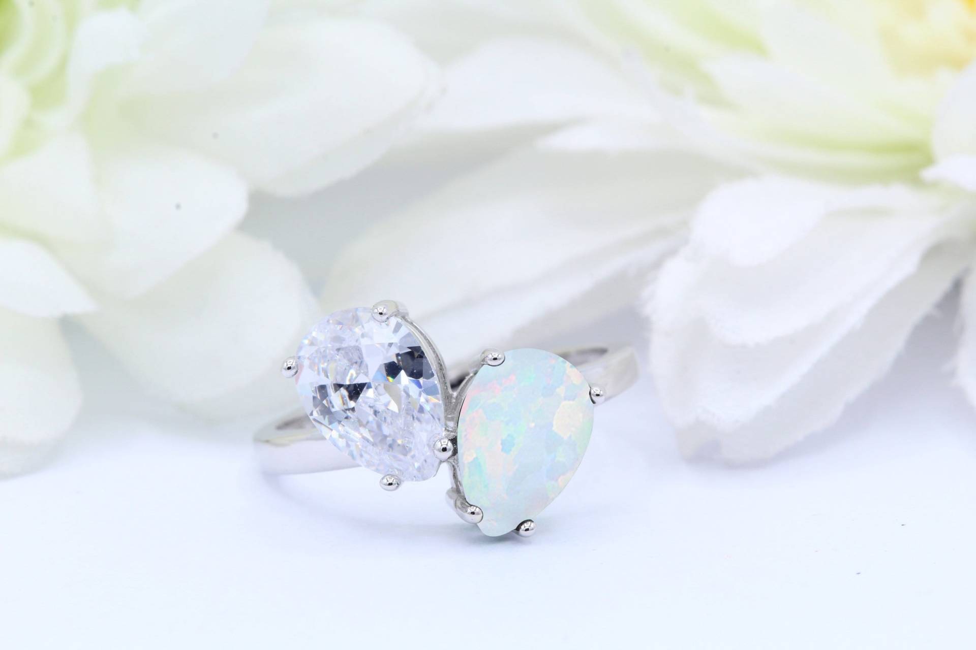 Double Teardrop Shaped Lab White Opal & Diamond Cz Solid Band Ring Petite Zierlich 925 Sterling Silber Unikat Design von OnlyOpalLuv