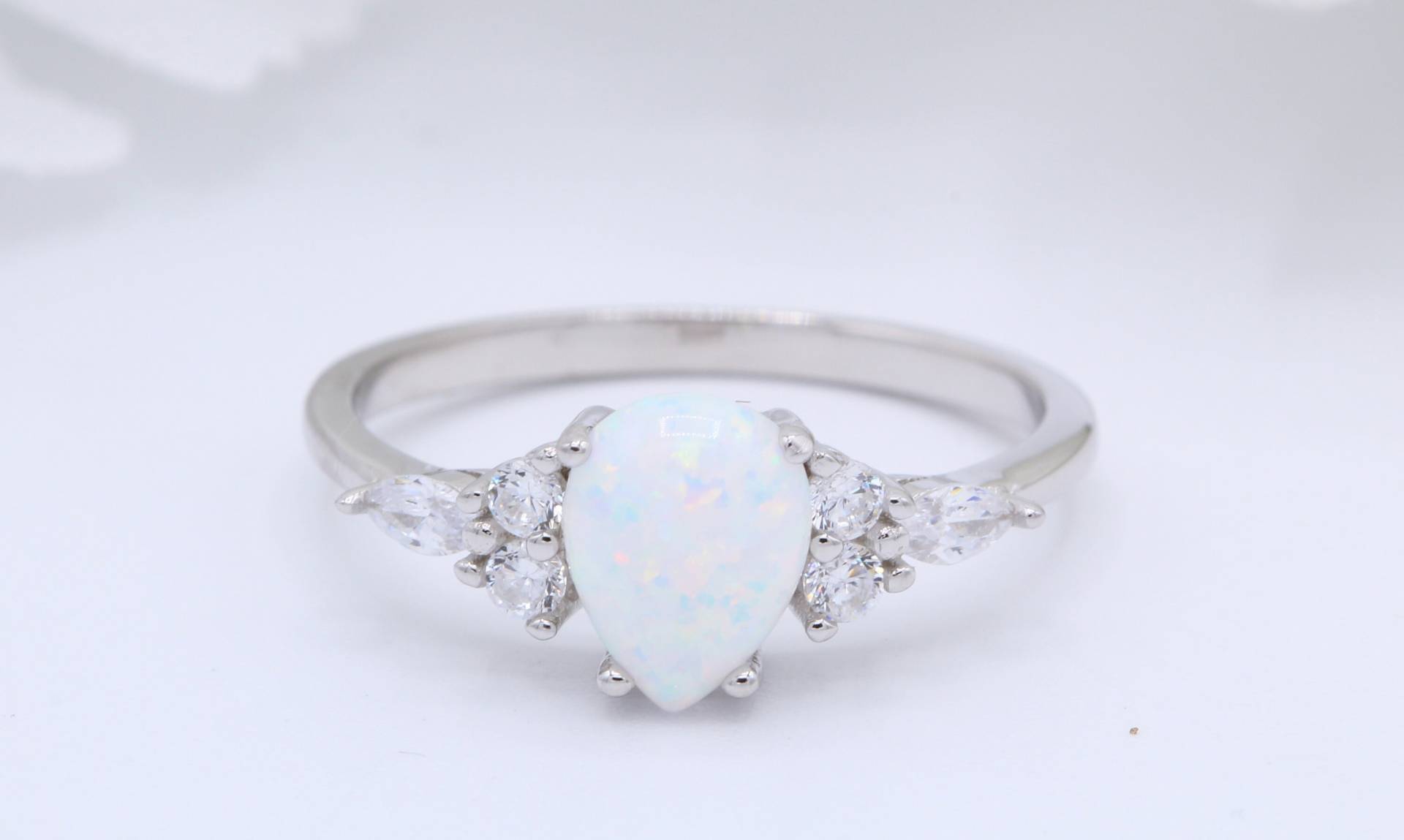 Drei Stein Cz Band Vintage Art Deco Teardrop Birne Lab Weiß Opal Hochzeit Verlobung Braut Ring Runde Diamant Akzent 925 Sterling Silber von OnlyOpalLuv