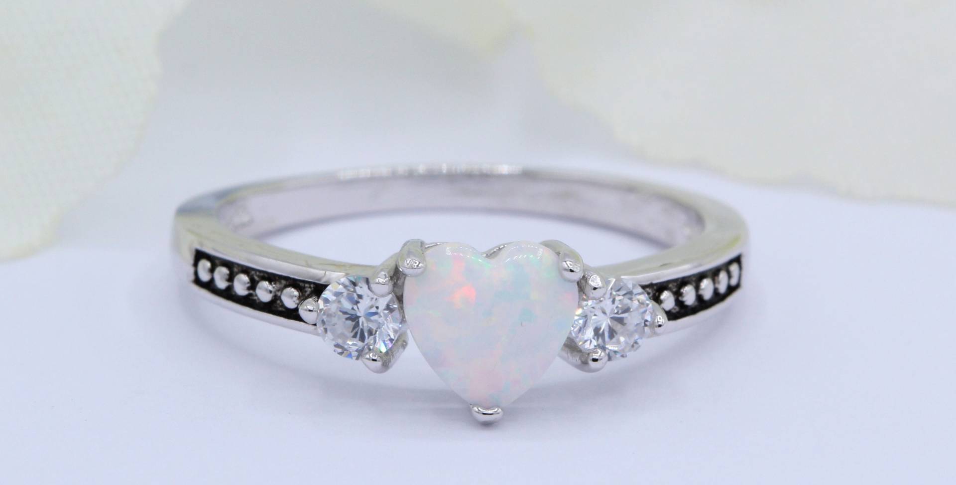 Drei Stein Cz Herz Versprechen Ring Weiß Lab White Opal Art Deco Solid 925 Schwarz Akzent Sterling Silber Wähle Deine Steinfarbe von OnlyOpalLuv