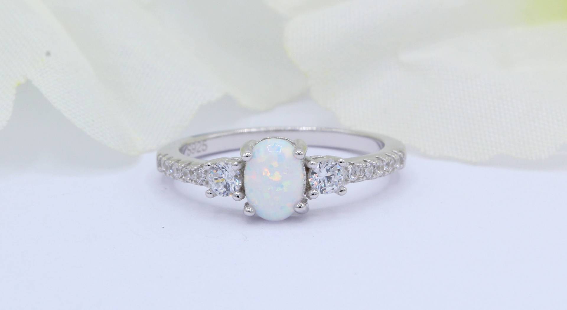 Drei Stein Ring Oval Lab Weiß Opal Art Deco Ehering Verlobungsring Cz Akzent Massiv 925 Sterling Silber 3 Wähle Band von OnlyOpalLuv