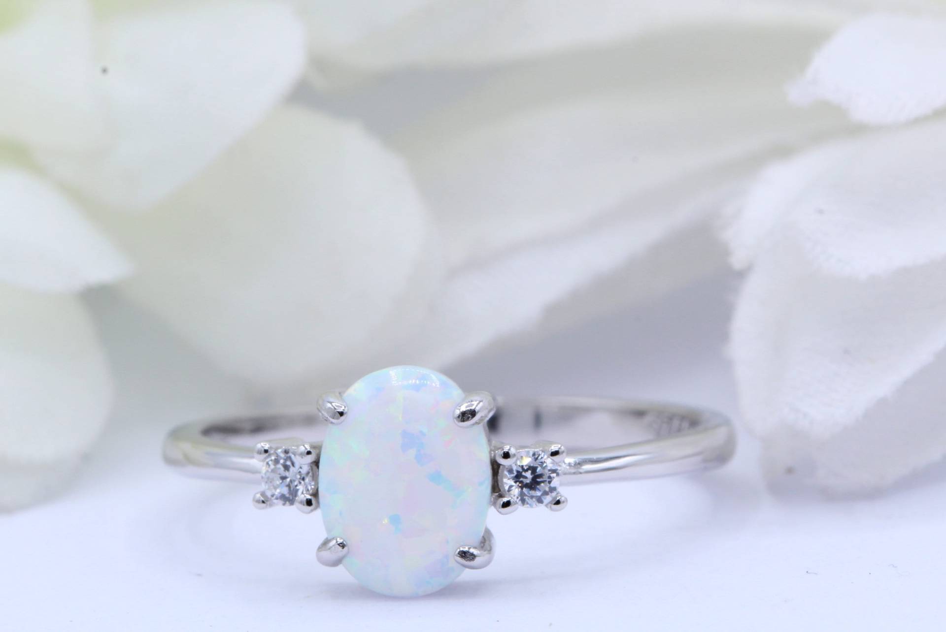 Drei Stein Ring Oval Lab Weiß Opal Art Deco Ehering Verlobungsring Cz Akzent Massiv 925 Sterling Silber 3 Wähle Band von OnlyOpalLuv