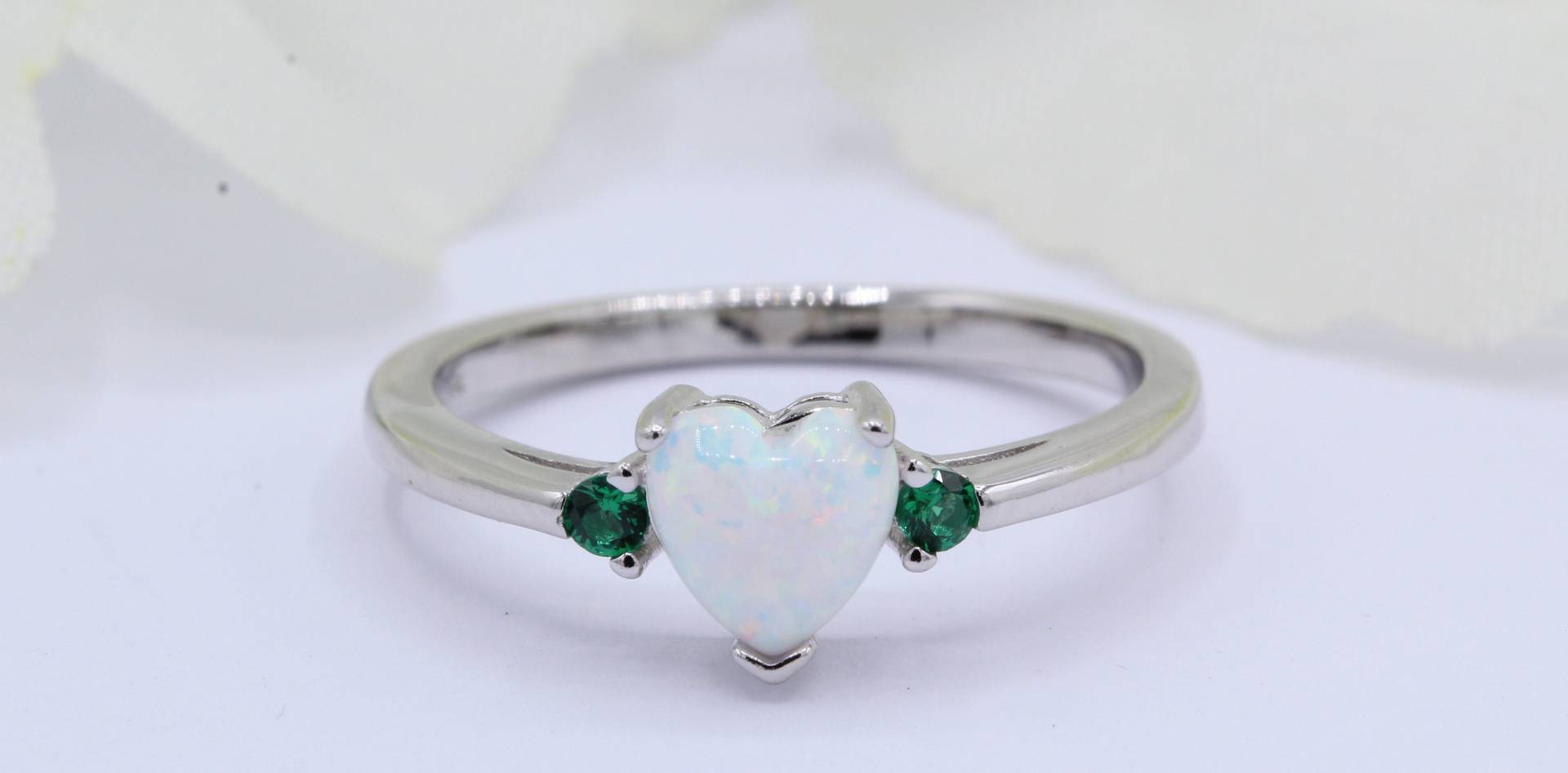 Drei Stein Simulierte Smaragd Herz Versprechen Ring Weiß Lab White Opal Art Deco Solid 925 Sterling Silber Wähle Deinen von OnlyOpalLuv