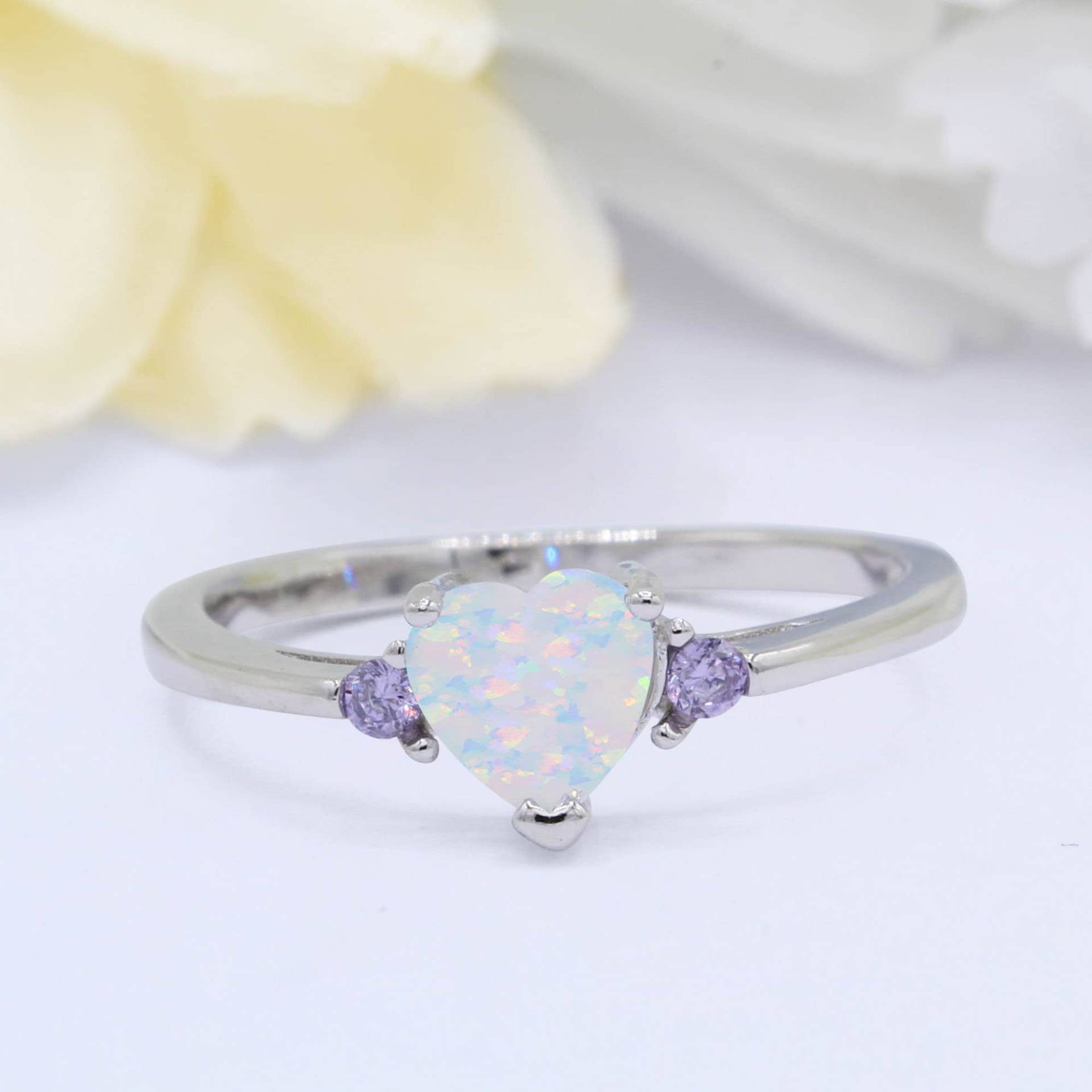 Drei Stein Simulierter Amethyst Herz Versprechen Ring Weiß Lab White Opal Art Deco Solid 925 Sterling Silber Wähle Deine Bandfarbe von OnlyOpalLuv