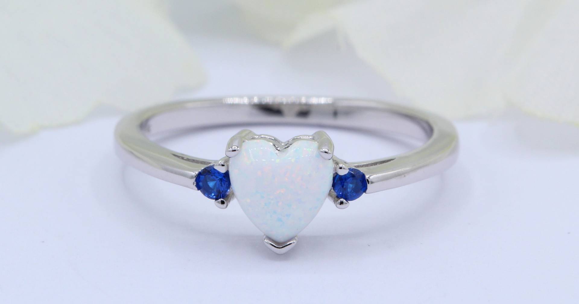 Drei Stein Simulierter Blauer Saphir Herz Versprechensring Weiß Lab White Opal Art Deco Ring Solid 925 Sterling Silber Wähle Deinen von OnlyOpalLuv