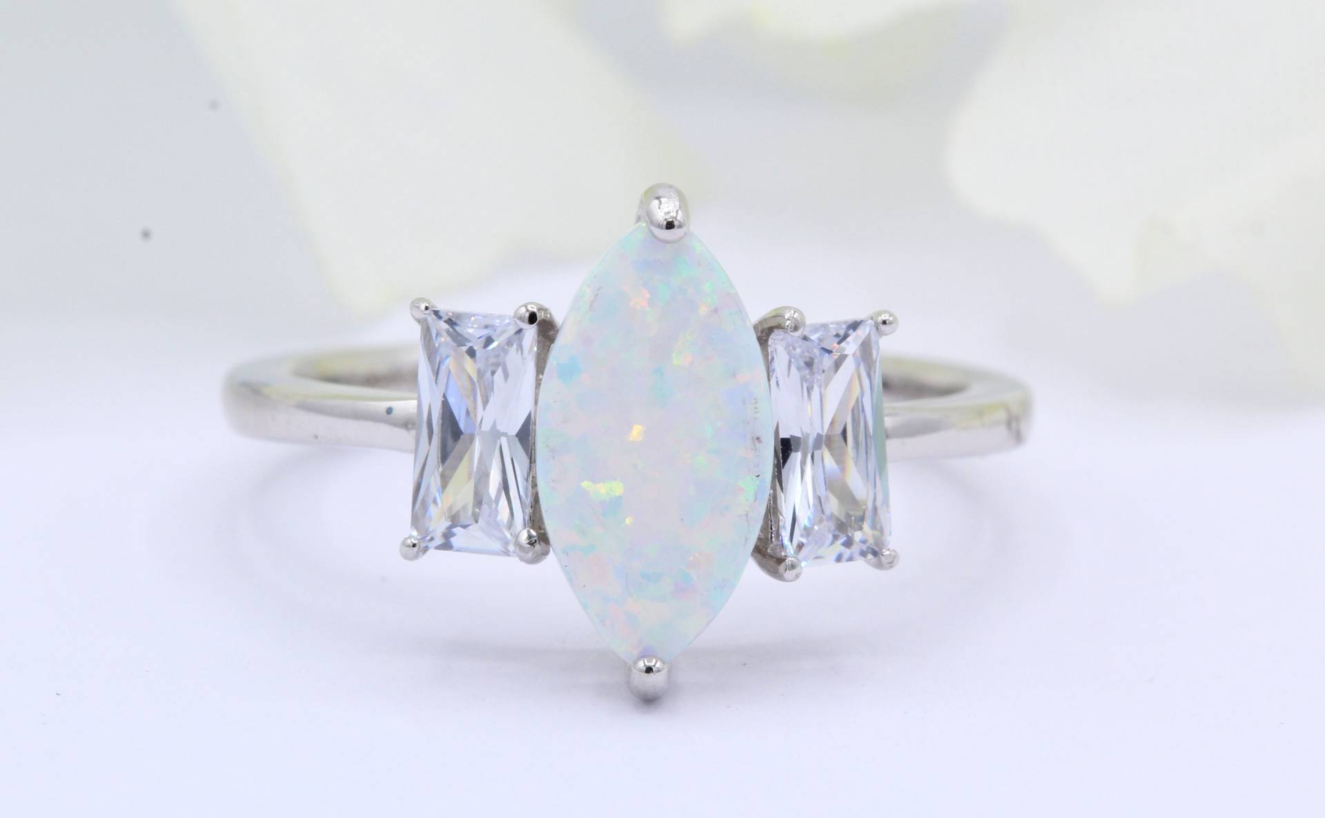 Drei Stein Vintage Art Deco Marquise Lab Weiß Opal Smaragd Cut Cz Hochzeit Verlobung Brautring Diamant Akzent 925 Sterling Silber von OnlyOpalLuv