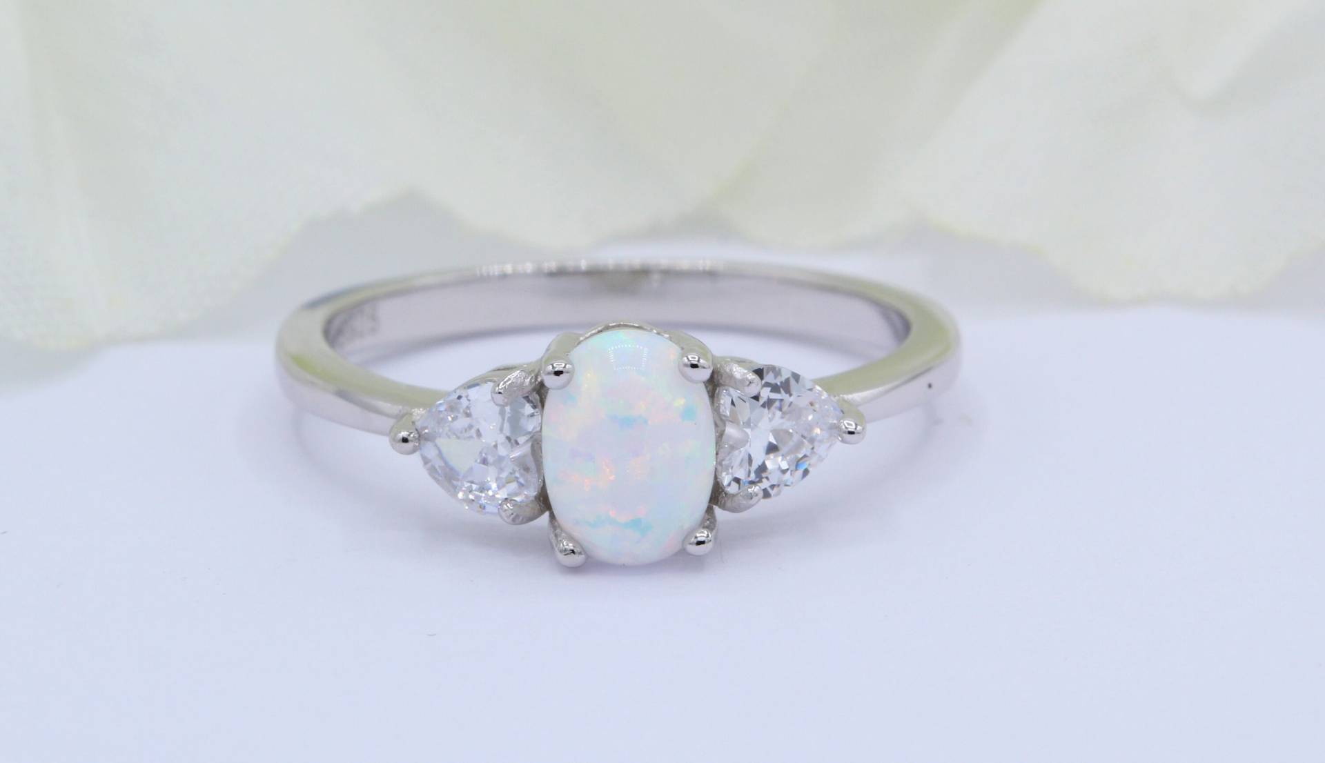 Drei Stein Vintage Art Deco Oval Lab Weiß Opal Hochzeit Verlobung Brautring Mode Diamant Cz Akzent 925 Sterling Silber Wähle Band von OnlyOpalLuv