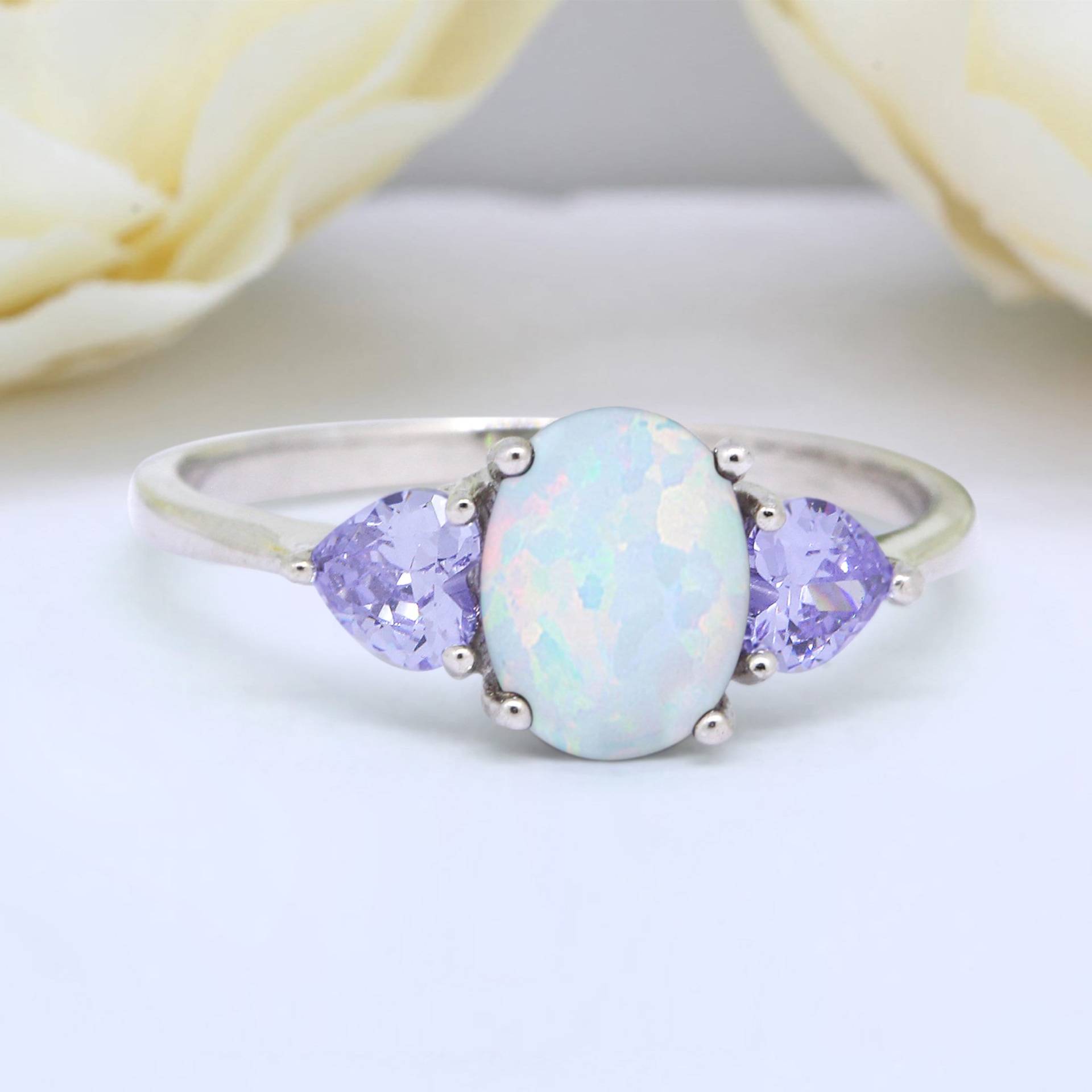 Drei Stein Vintage Art Deco Oval Lab Weiß Opal Hochzeit Verlobung Brautring Mode Simuliert Amethyst 925 Sterling Silber Wähle Band von OnlyOpalLuv