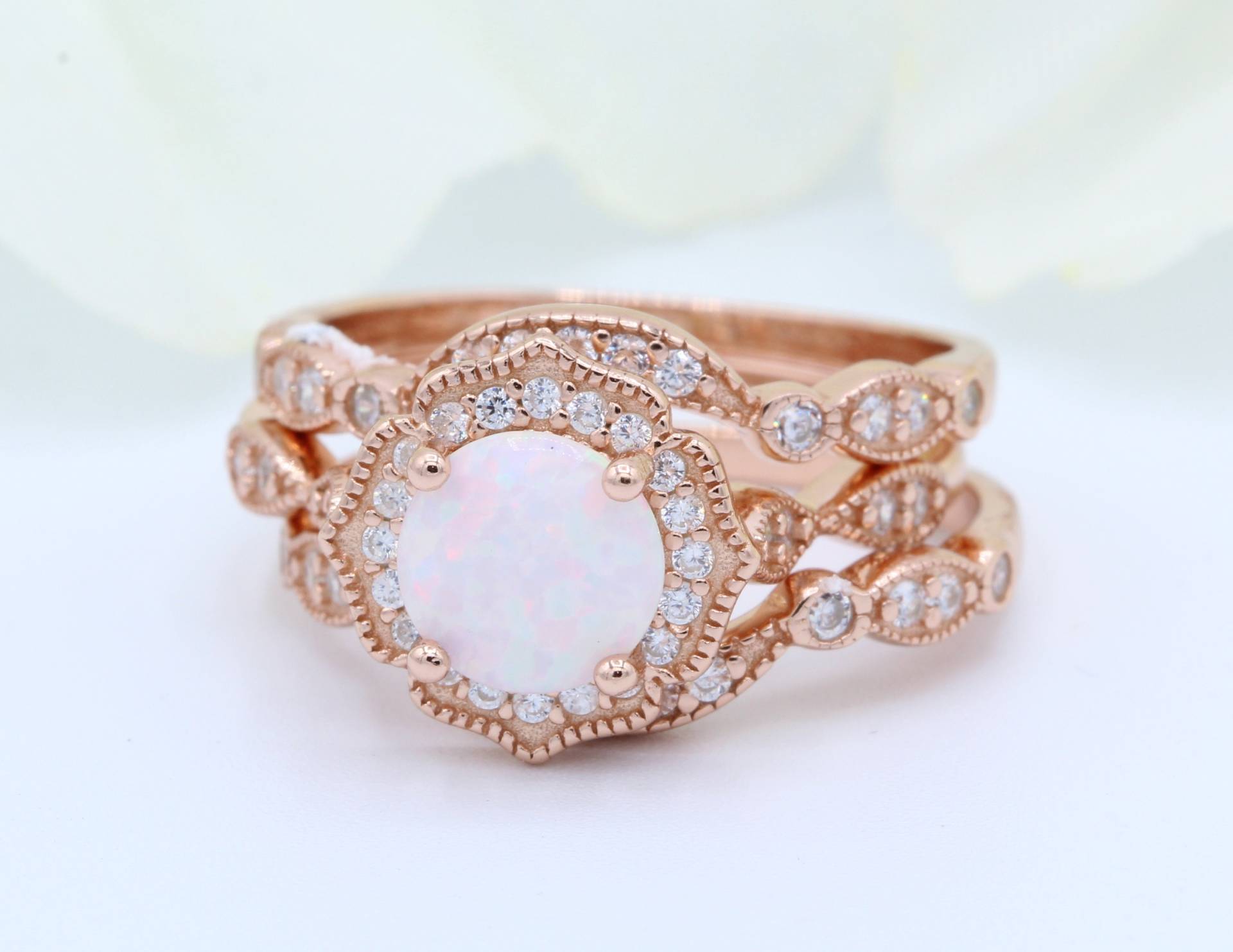 Dreiteiliger Halo Rund Lab White Opal Art Deco Verlobungsring Set Massives 925 Sterling Silber Rosé Vergoldetes Band Wähle Deinen Stein von OnlyOpalLuv