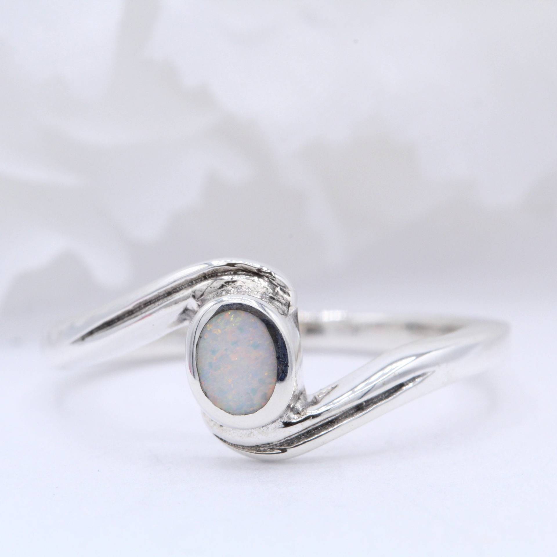 Gewickelter Solitär Oval Lab Weiß Opal Hochzeit Art Deco Ring Massiv 925 Sterling Silber Gestempelt 925Er Wählen Sie Ihre Bandfarbe von OnlyOpalLuv