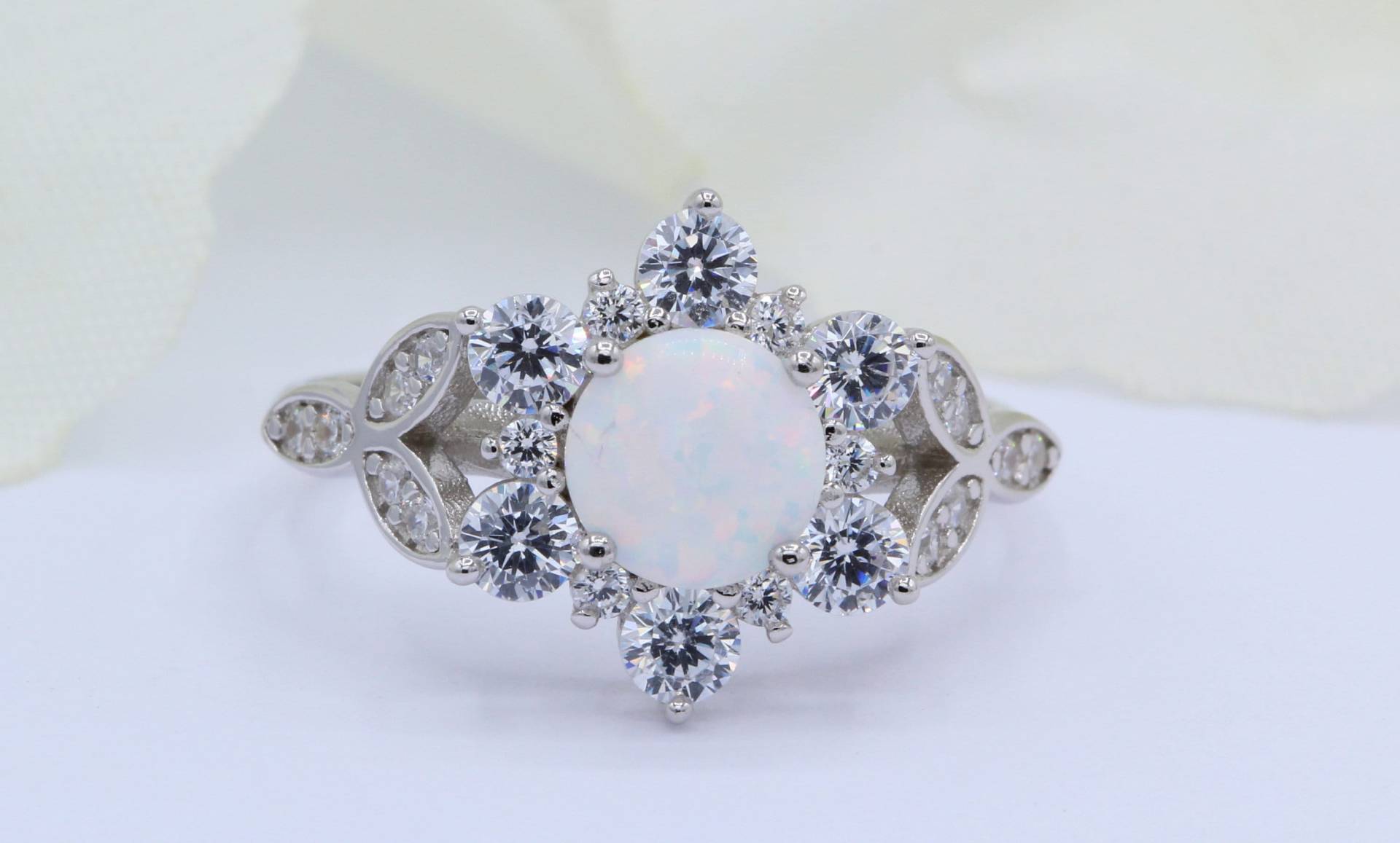 Halo Flower Cluster Rund Lab White Opal Art Deco Vintage Hochzeit Verlobungsring Cz Massiv 925 Sterling Silber Wähle Deine Bandfarbe von OnlyOpalLuv