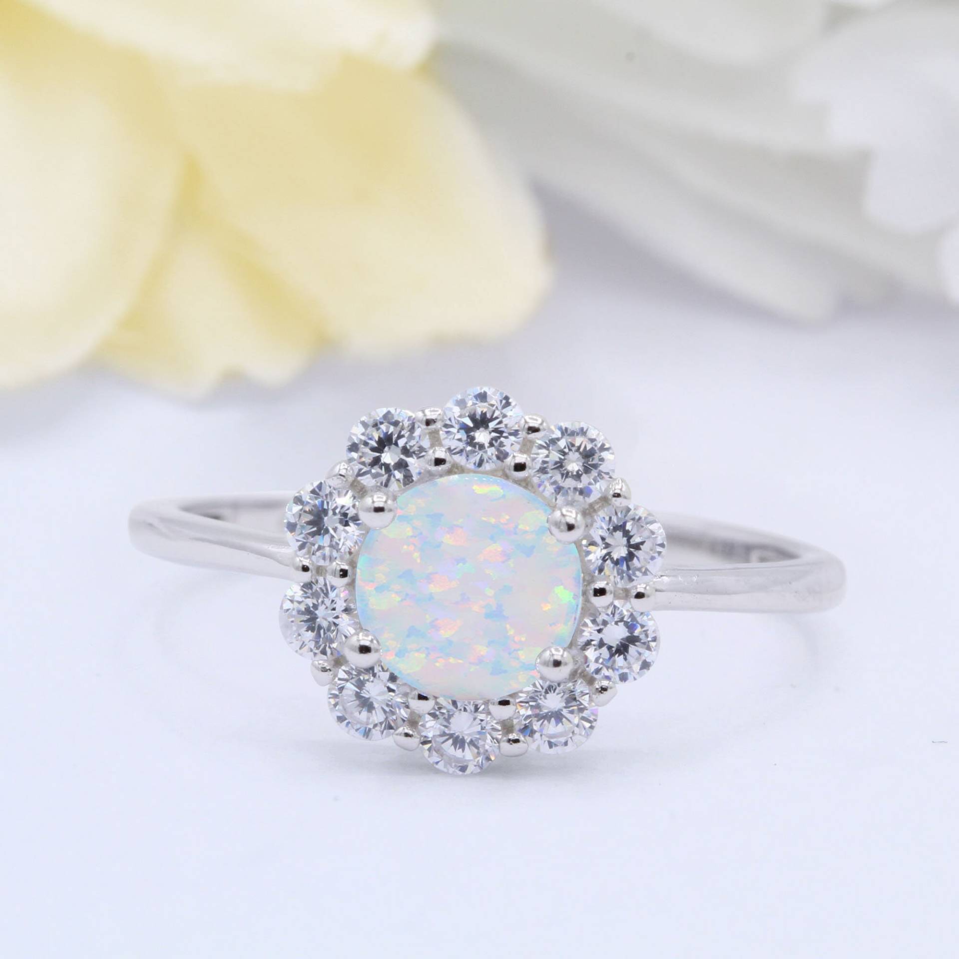 Halo Flower Design Rund Lab White Opal Cz Art Deco Vintage Hochzeit Verlobungsring Massiv 925 Sterling Silber Wähle Band Farbe von OnlyOpalLuv