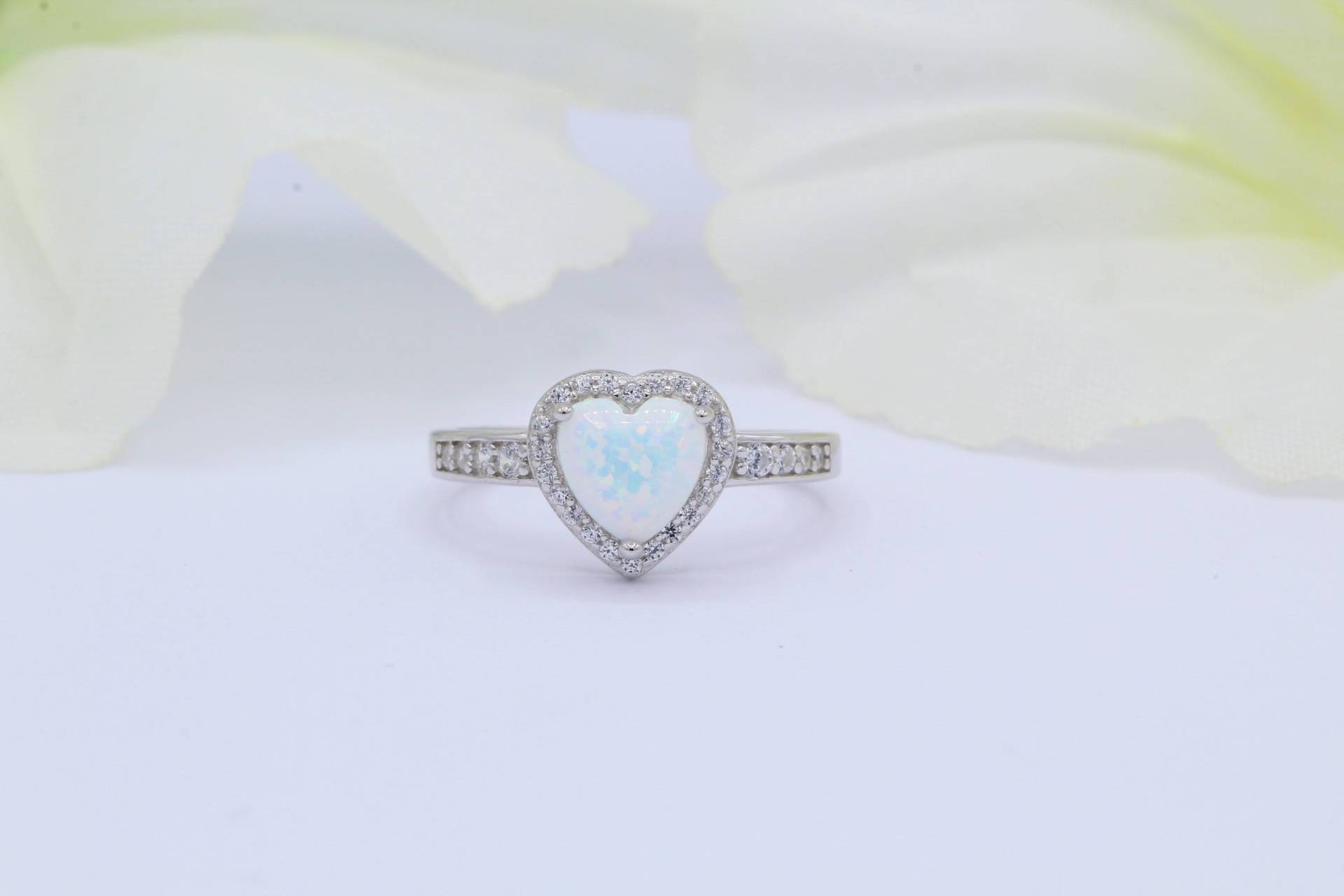 Halo Herz Lab Weiß Opal Art Deco Hochzeit Verlobungs Versprechen Ring Rund Cz Band Solid 925 Sterling Silber Valentines Love Heart von OnlyOpalLuv