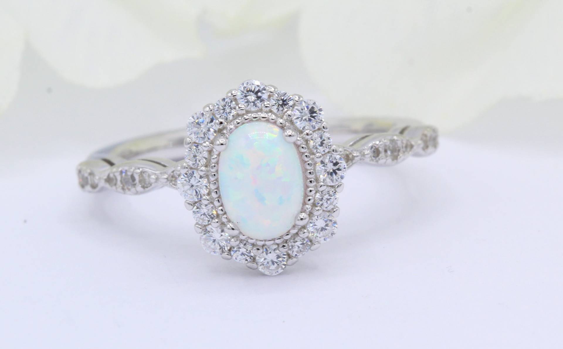 Halo Lab Weißer Opal Hochzeit Verlobung Braut Ring Vintage Art Deco Oval Runde Diamant Cz Akzent 925 Sterling Silber von OnlyOpalLuv