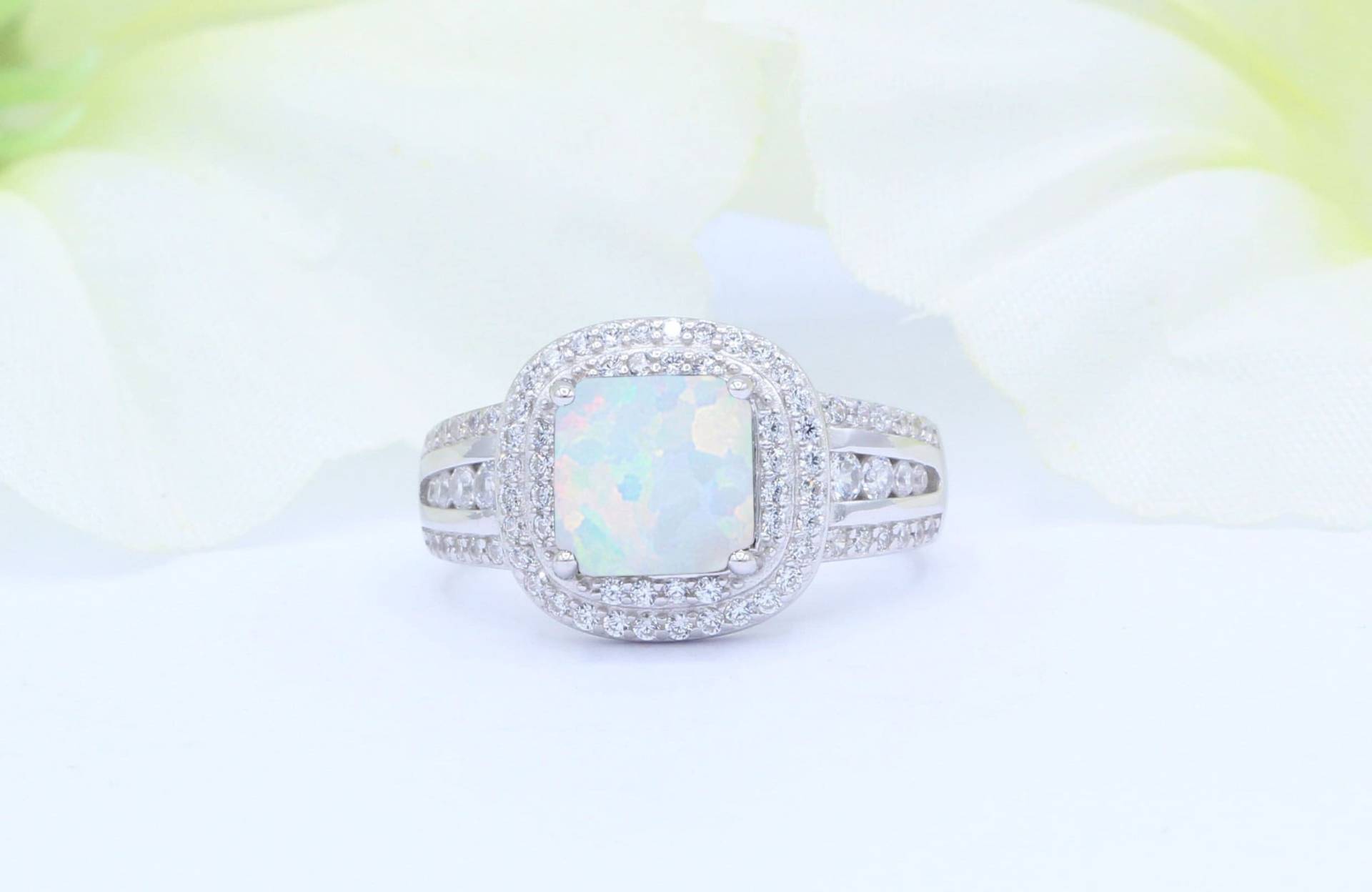 Halo Princess Cut Lab White Opal Beveled Wedding Verlobung Brautring Vintage Art Deco Diamant Cz Solid 925 Sterling Silber Kissenschliff von OnlyOpalLuv