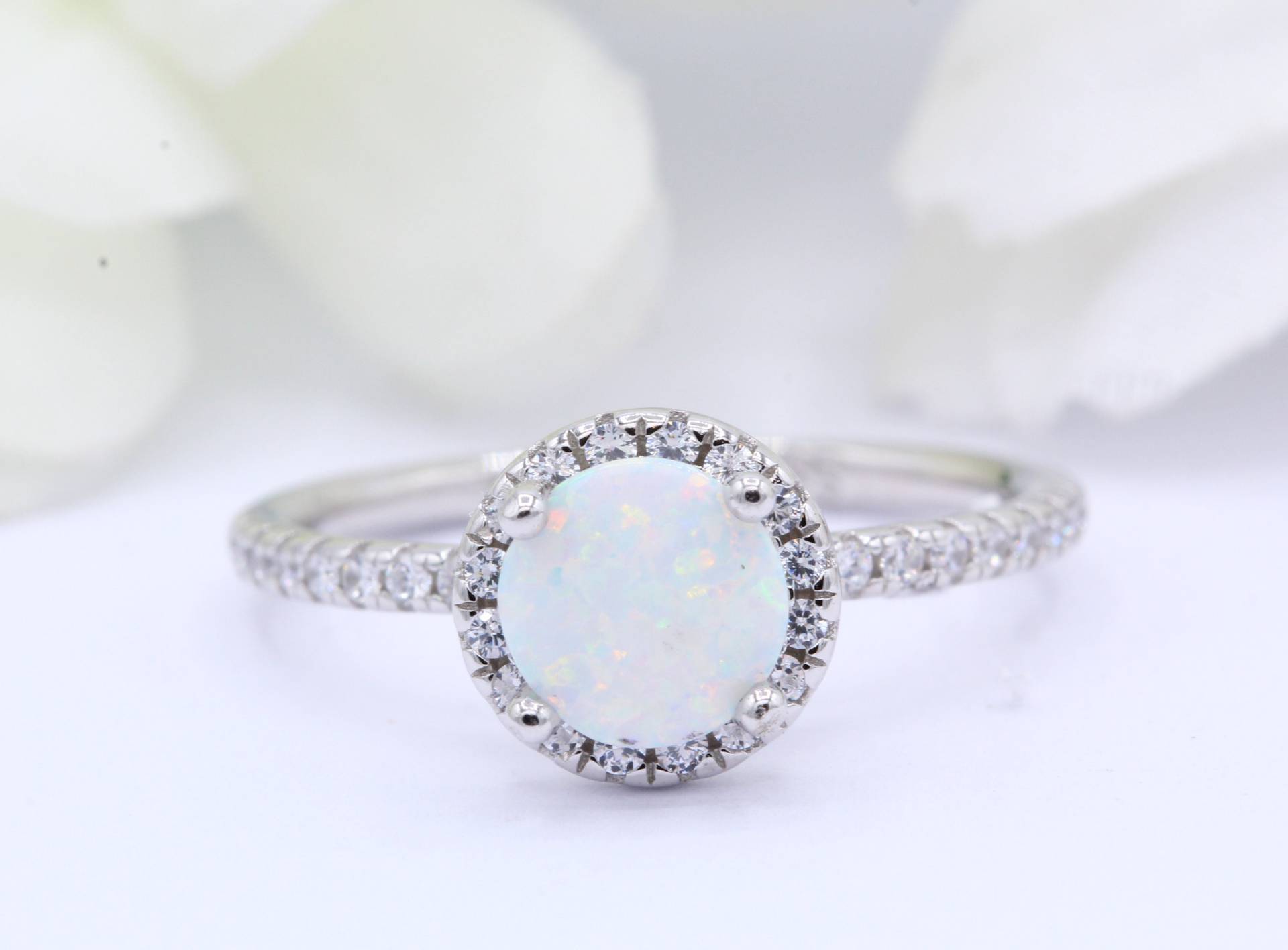 Halo Rund Weiß Lab White Opal Art Deco Ehering Verlobungsring Cz Solid 925 Sterling Silber Schlichtes Band Wähle Deine Bandfarbe von OnlyOpalLuv