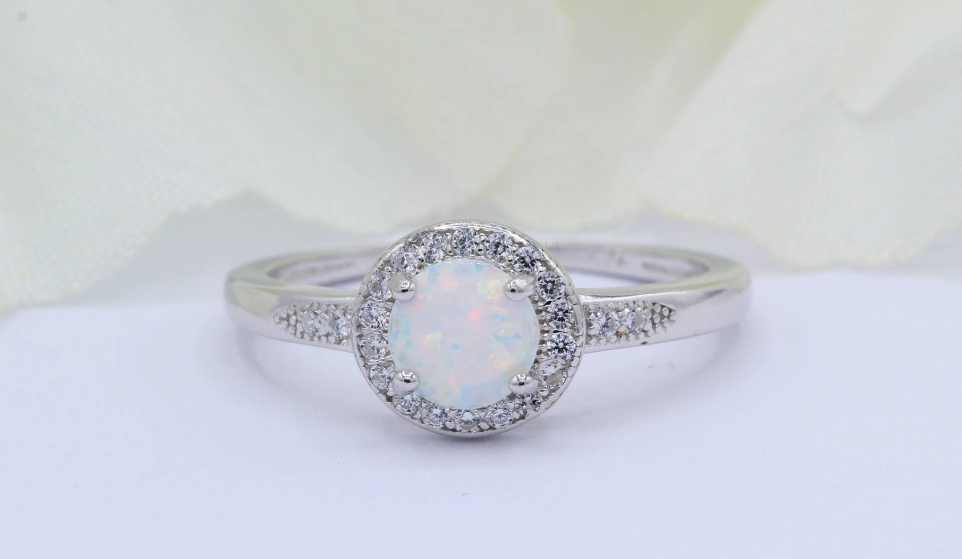 Halo Rund Weiß Lab White Opal Art Deco Ehering Verlobungsring Cz Solid 925 Sterling Silber Wähle Deine Bandfarbe von OnlyOpalLuv