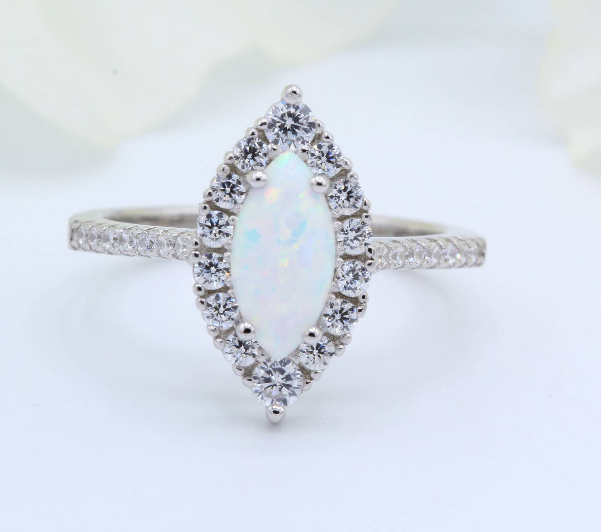 Halo Vintage Art Deco Marquise Lab Weiß Opal Hochzeit Verlobung Braut Ring Runde Diamant Cz Akzent Band 925 Sterling Silber von OnlyOpalLuv