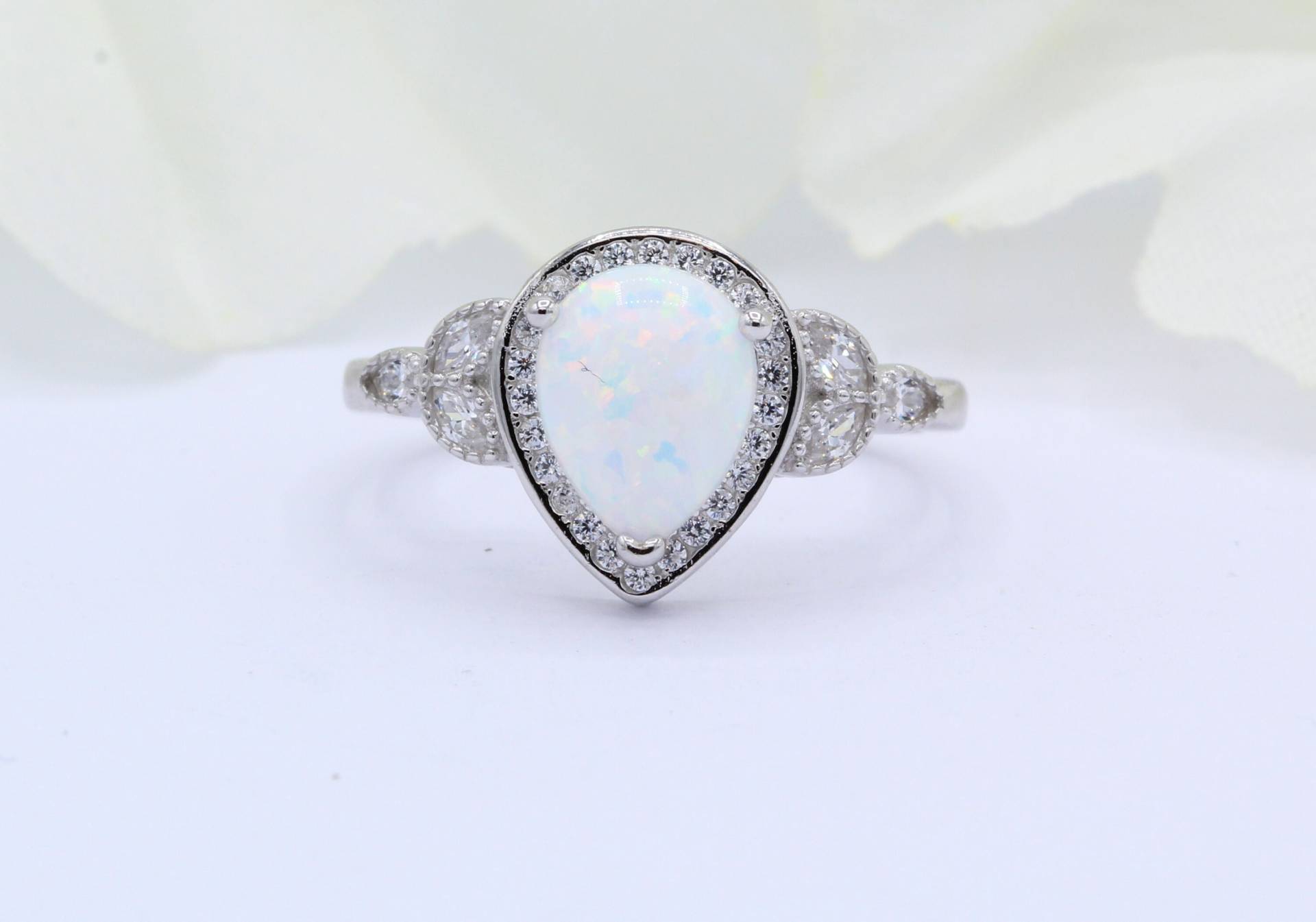 Halo Vintage Art Deco Tropfen Birne Lab Weiß Opal Verlobung Brautring Diamant Cz Akzent Band 925 Sterling Silber von OnlyOpalLuv