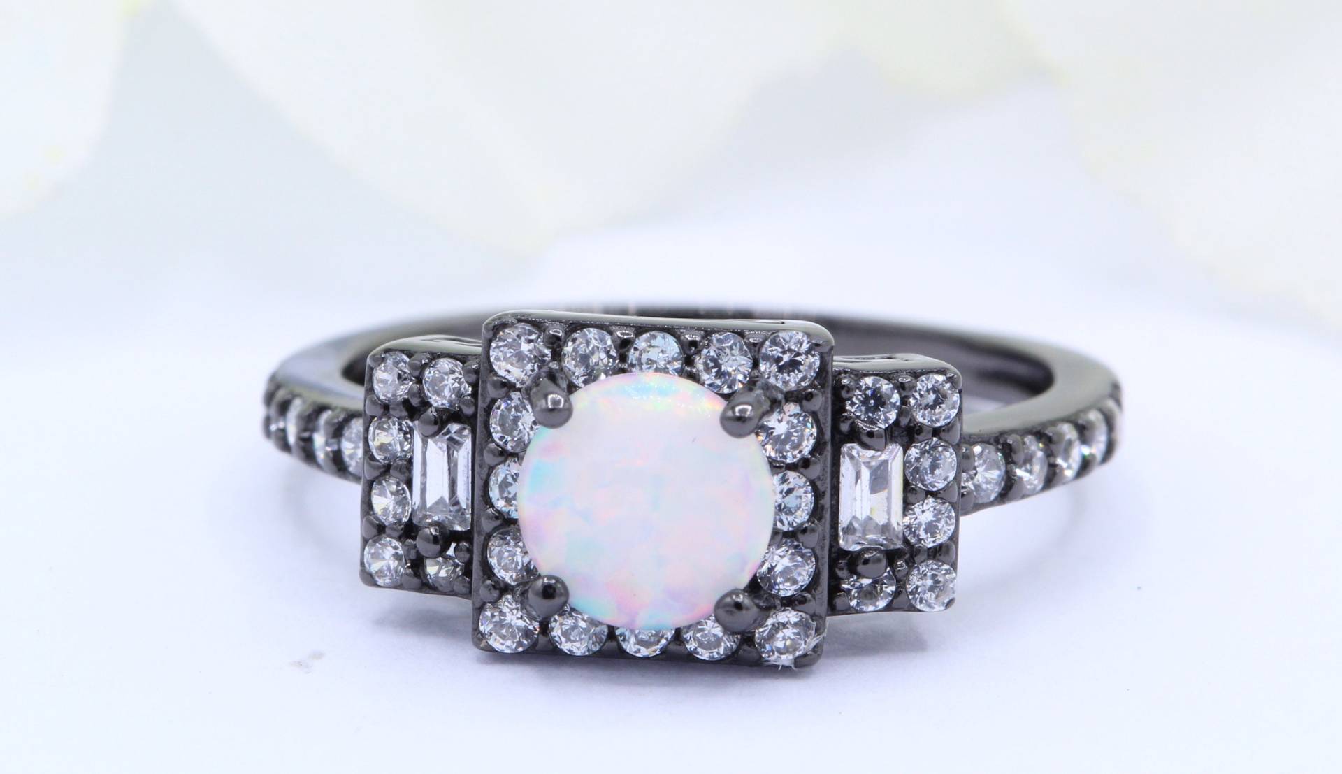 Heiligenschein Rund Drei Stein Lab Weiß Opal Cz Art Deco Vintage Hochzeit Verlobungsring Solid Schwarz Ton 925 Sterling Silber Wähle Deinen von OnlyOpalLuv