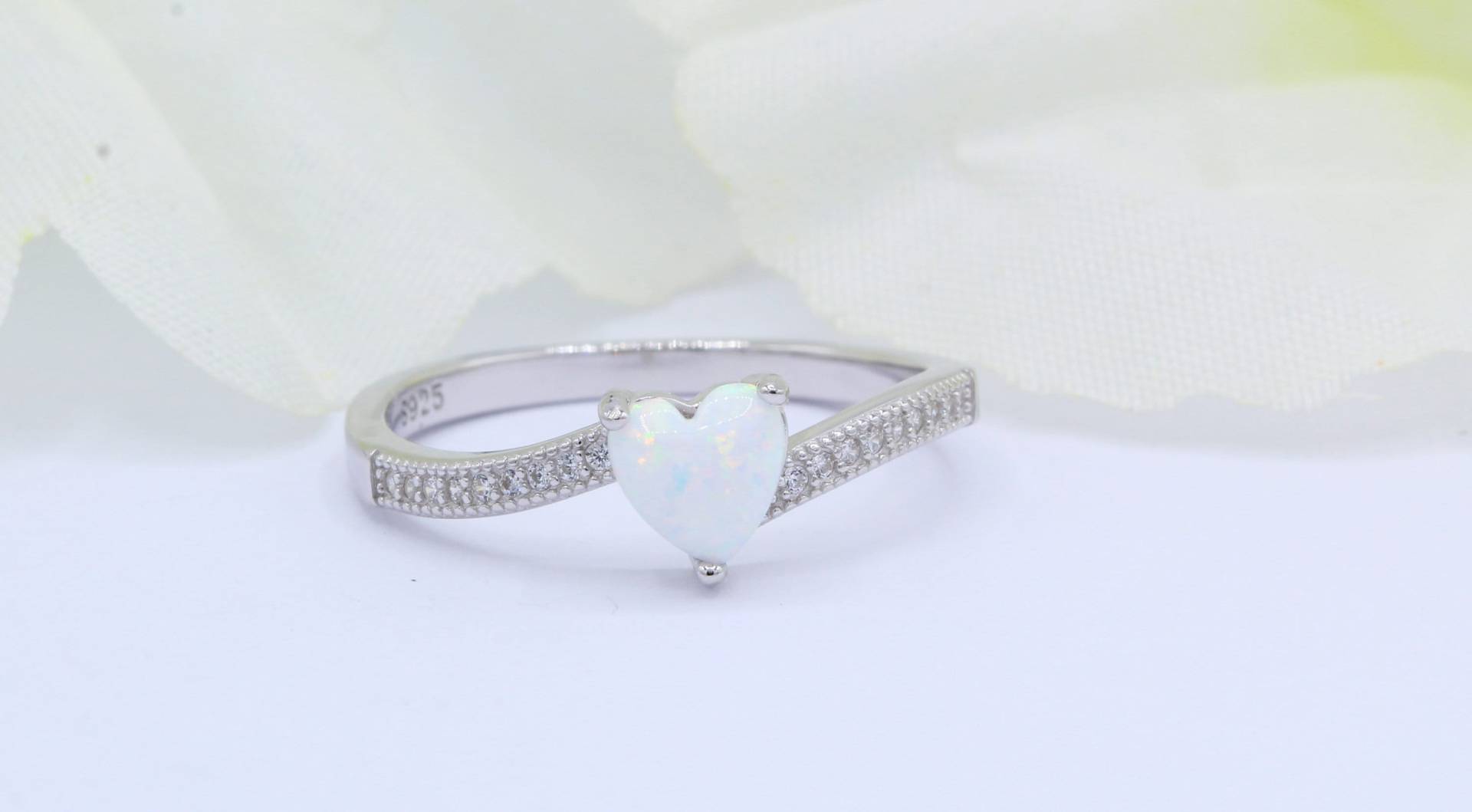 Herz Versprechen Ring Weiß Lab White Opal Art Deco Rund Cz Split Shank Solid 925 Sterling Silber Wähle Deine Bandfarbe von OnlyOpalLuv