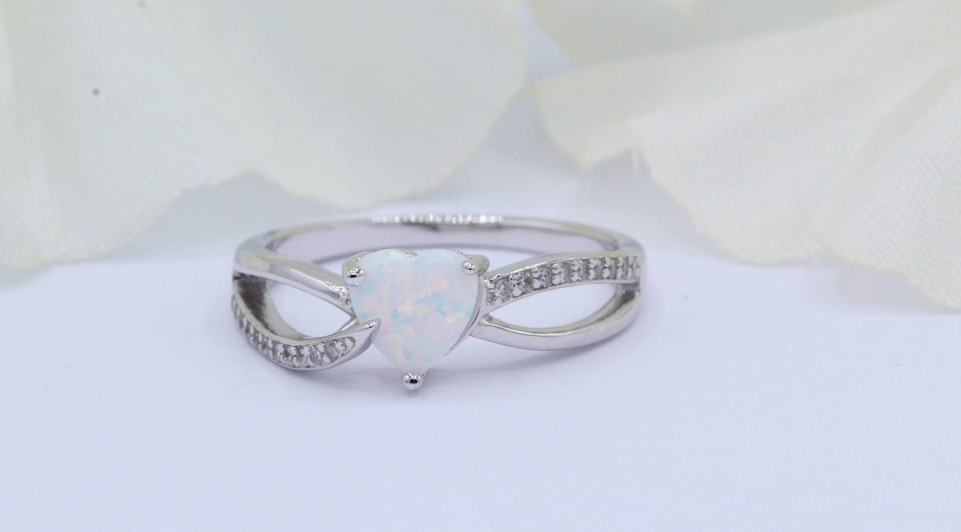 Herz Versprechen Ring Weiß Lab White Opal Art Deco Rund Cz Split Shank Solid 925 Sterling Silber Wähle Deine Bandfarbe von OnlyOpalLuv