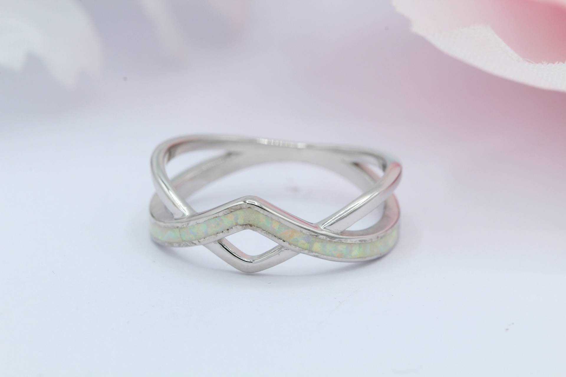 Lab Blau Oder Weiß Opal Criss Cross V Form Ring Geflochten Sterling Silber Band Art Deco Massiv 925 Wählen Sie Ihren Stein von OnlyOpalLuv