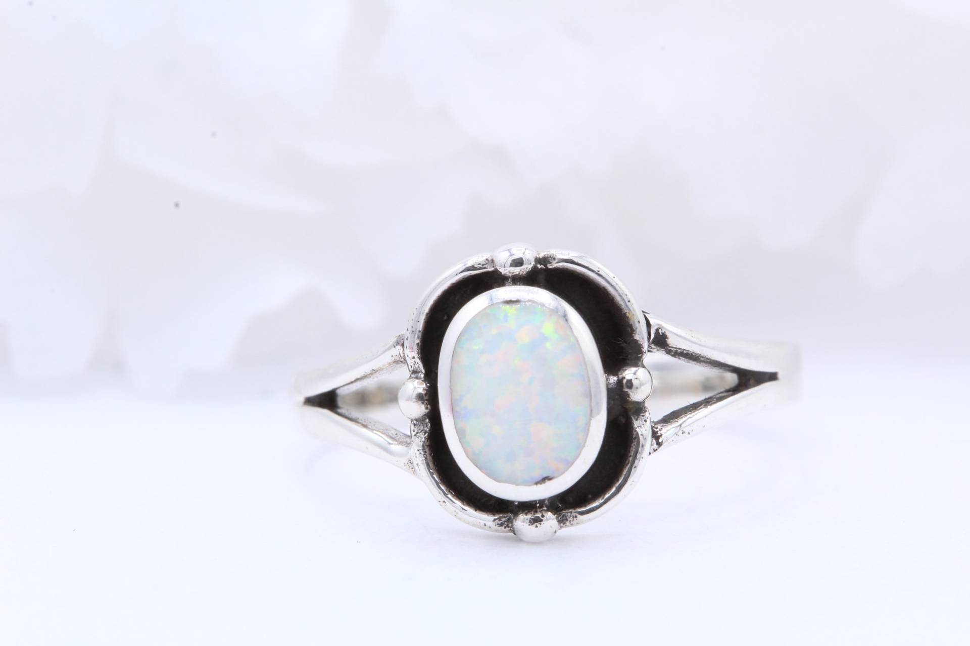 Lab White Opal Oval Bali Vier Kugel Design Kugel Oxidierter Ring Solitär 925 Sterling Silber Wähle Band Farbe Neues von OnlyOpalLuv