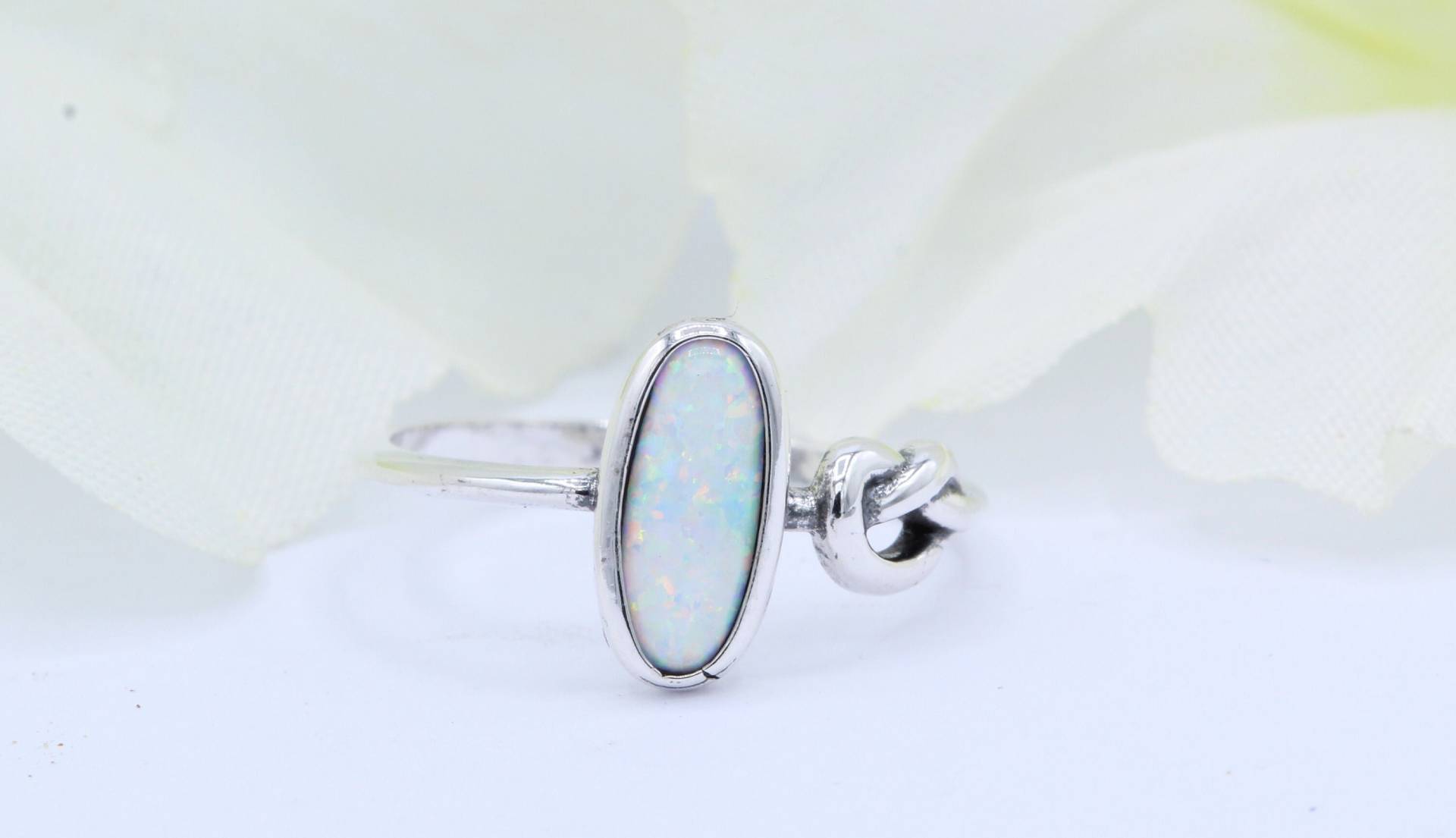 Lange Oval Solitär Lab Weiß Opal Oxidiert Metall Bali Design 925 Sterling Silber Ring Wählen Sie Ihre Bandfarbe Neues von OnlyOpalLuv