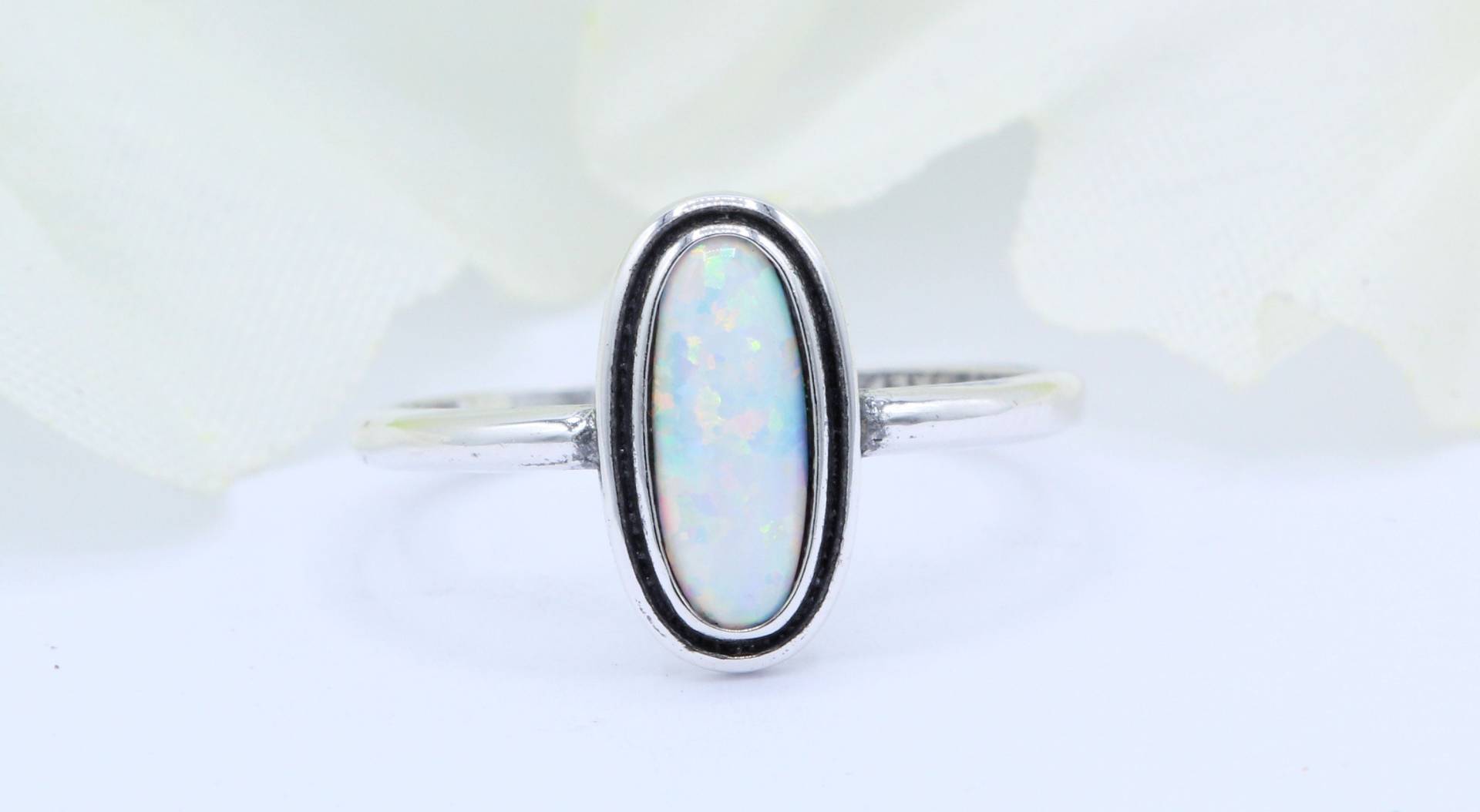 Langer Ovaler Solitär Lab White Opal Bali Design Oxidierter Metallring 925 Sterling Silber Wähle Dein Band Farbe Neu von OnlyOpalLuv