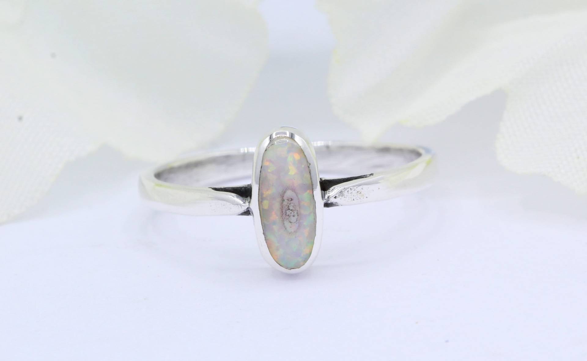 Langer Ovaler Solitär Lab White Opal Ring Schlichter Sterling Silber Metall Band 925 Wähle Dein Farbe Neu Design von OnlyOpalLuv