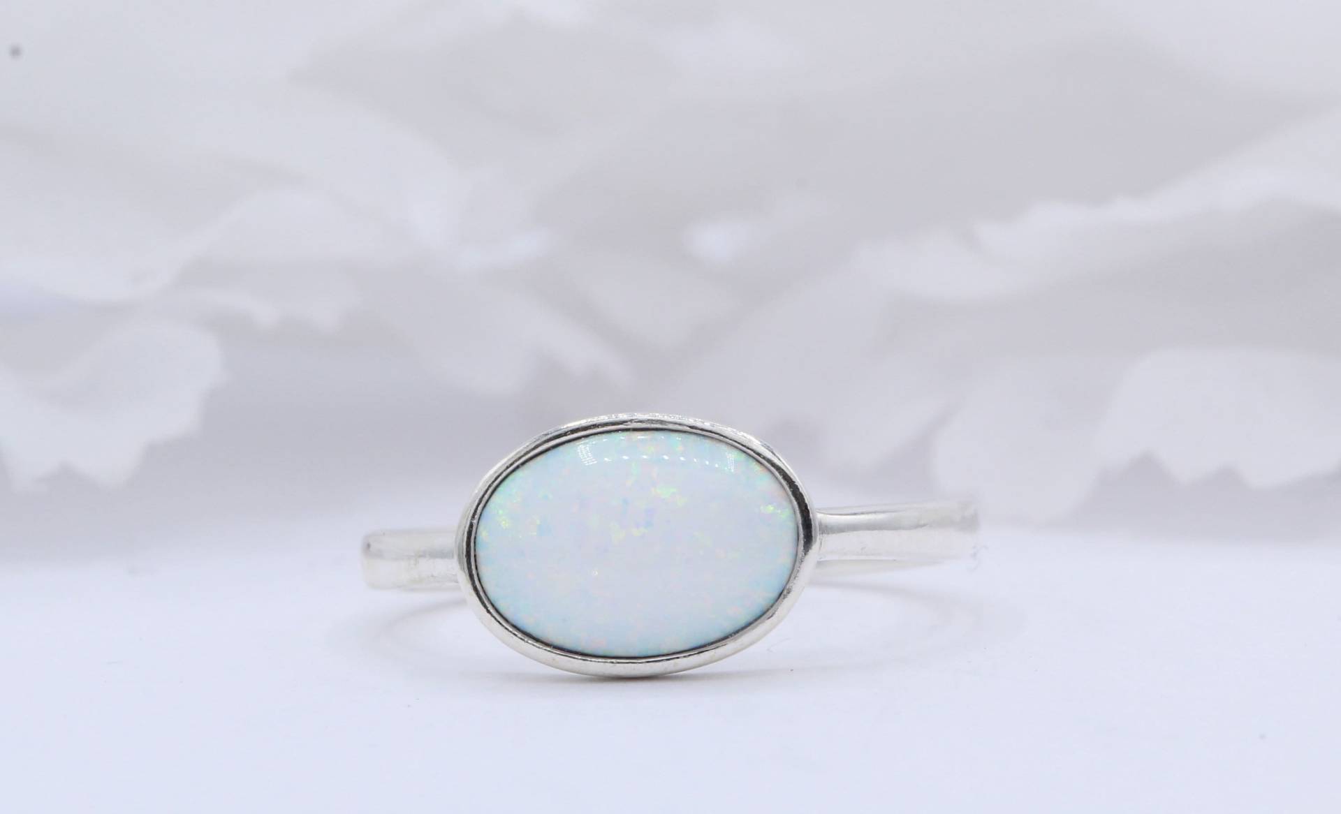 Langer Ovaler Solitär Lab White Opal Ring Simple Design Solitaire 925 Sterling Silber Wähle Deine Bandfarbe Neues von OnlyOpalLuv