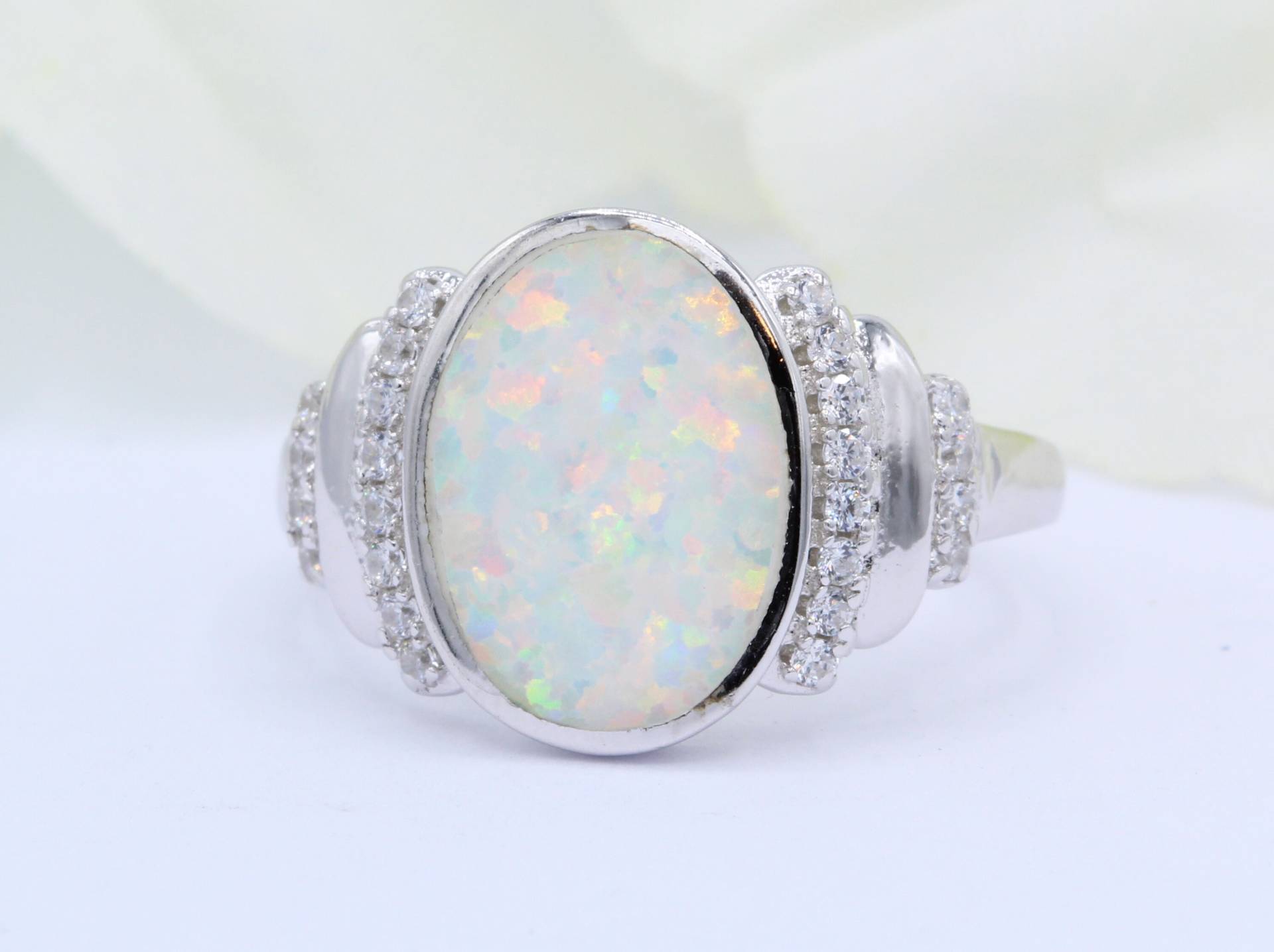 Modering Hochzeit Verlobung Brautring Vintage Art Deco Cz Design Oval Lab White Opal Halo Rund Diamant Akzent 925 Sterling Silber von OnlyOpalLuv