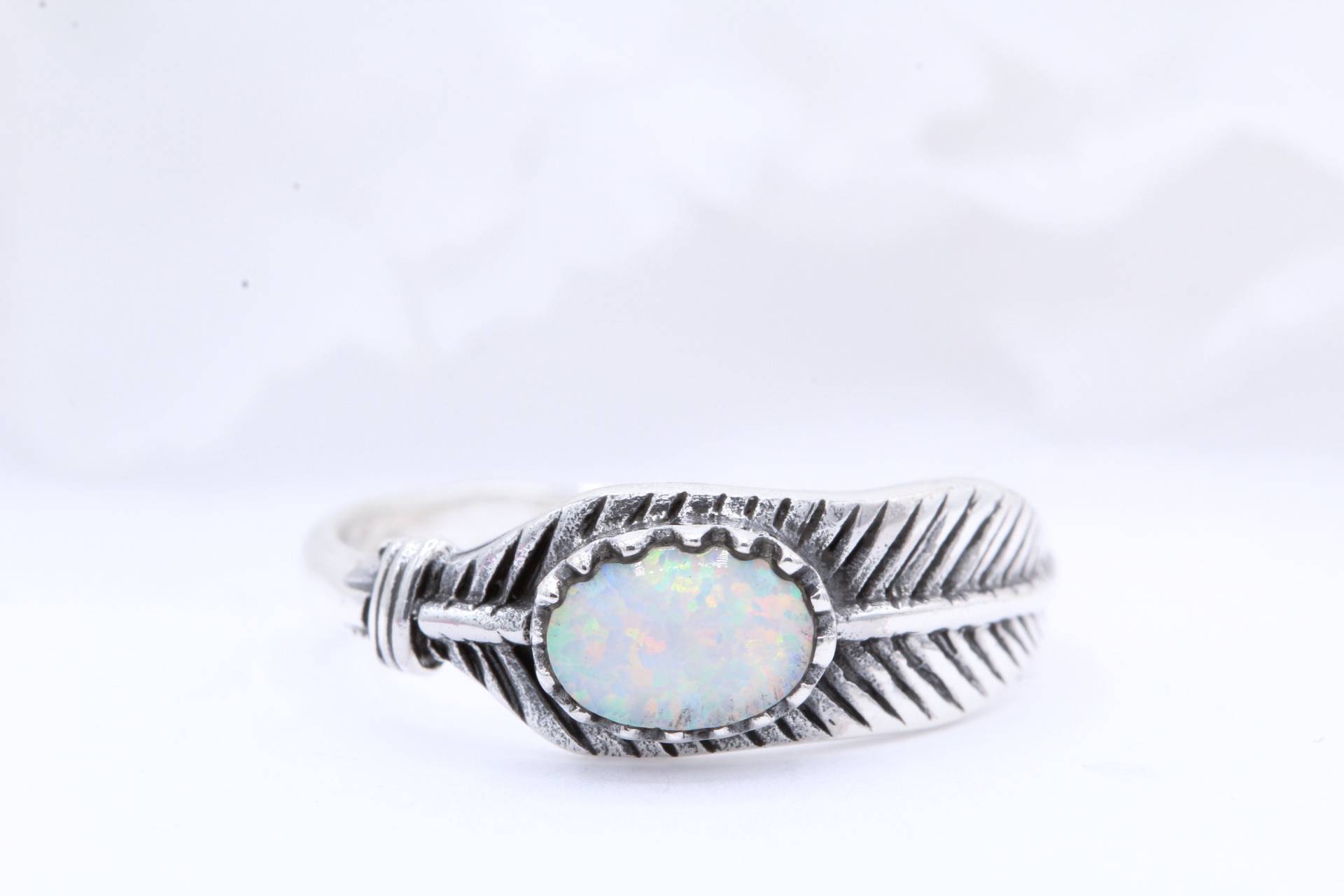Oval Lab White Opal Feder Design Oxidierter Ring Solitär 925 Sterling Silber Wähle Dein Band Farbe Neues von OnlyOpalLuv