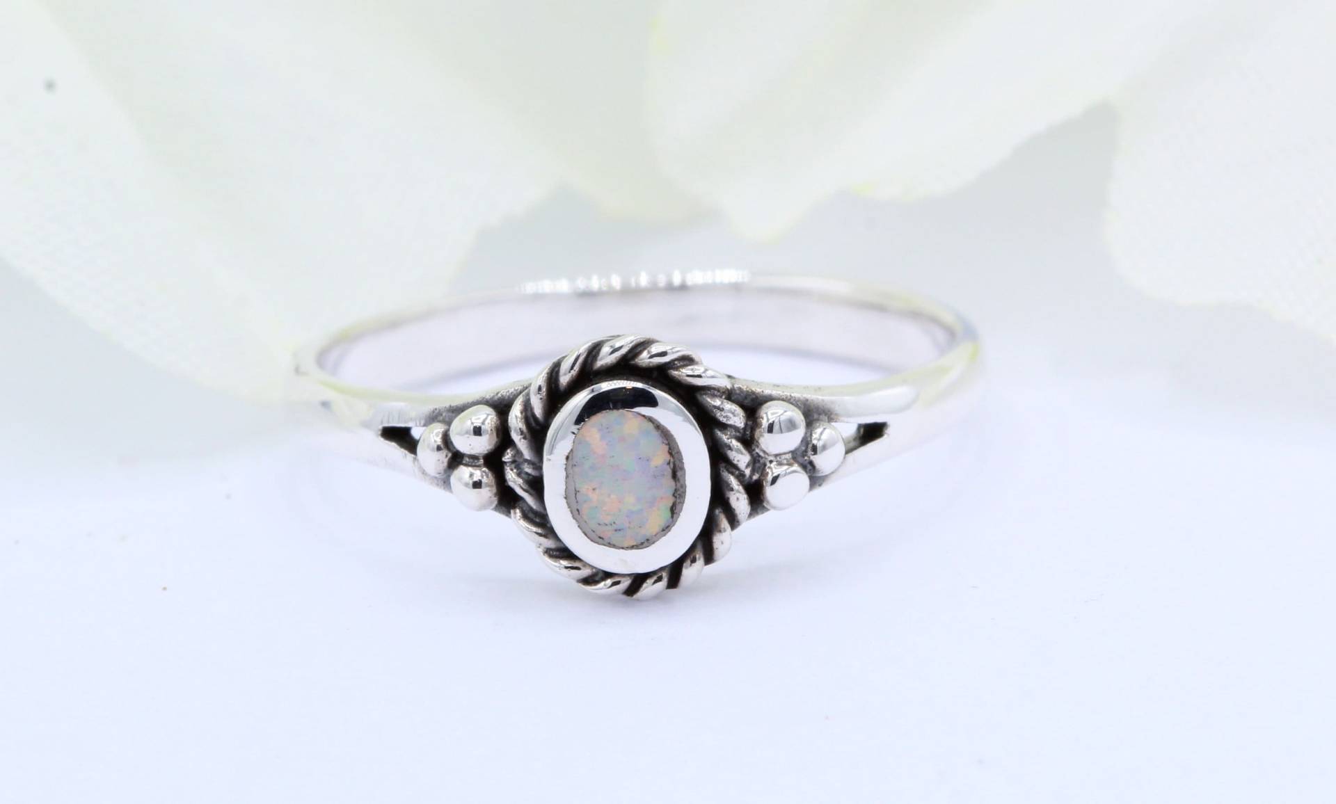 Oval Solitär Lab Weiß Opal Bali Kugel Cluster Design Oxidierter Ring 925 Sterling Silber Bandfarbe Wählen Neues von OnlyOpalLuv