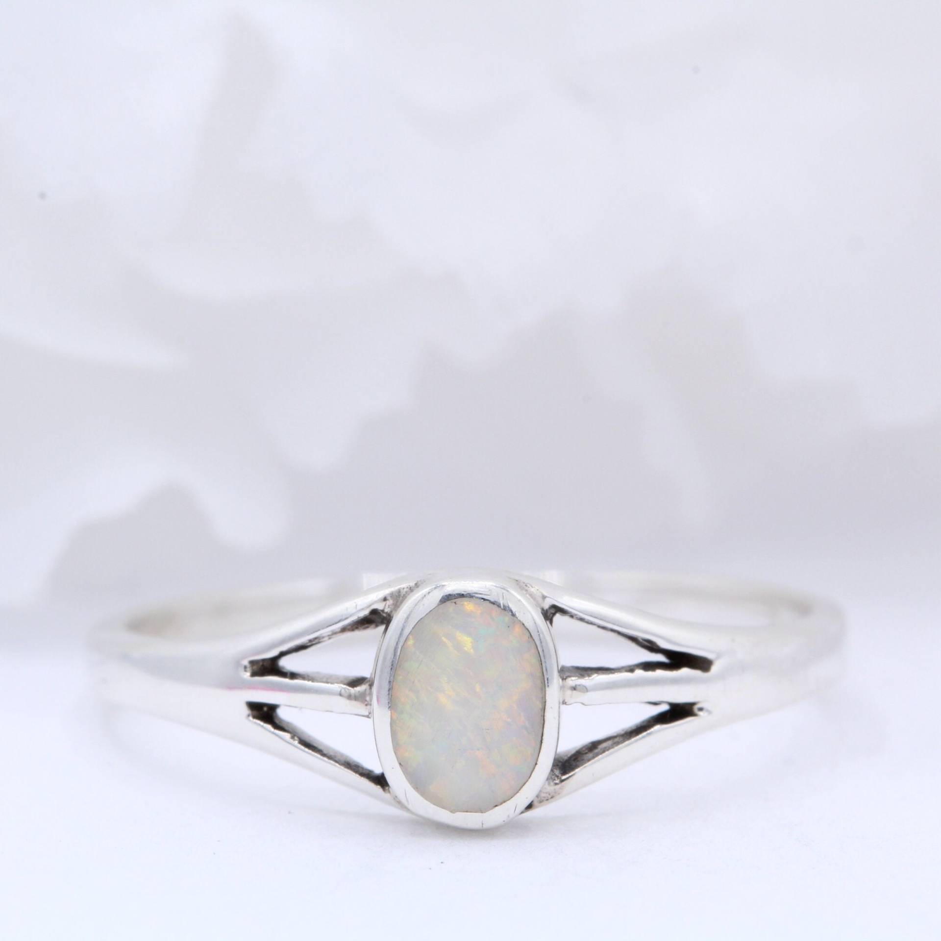 Oval Solitär Lab White Opal 3 Split Shank Design Oxidierter Ring 925 Sterling Silber Bandfarbe Wählen Neues von OnlyOpalLuv