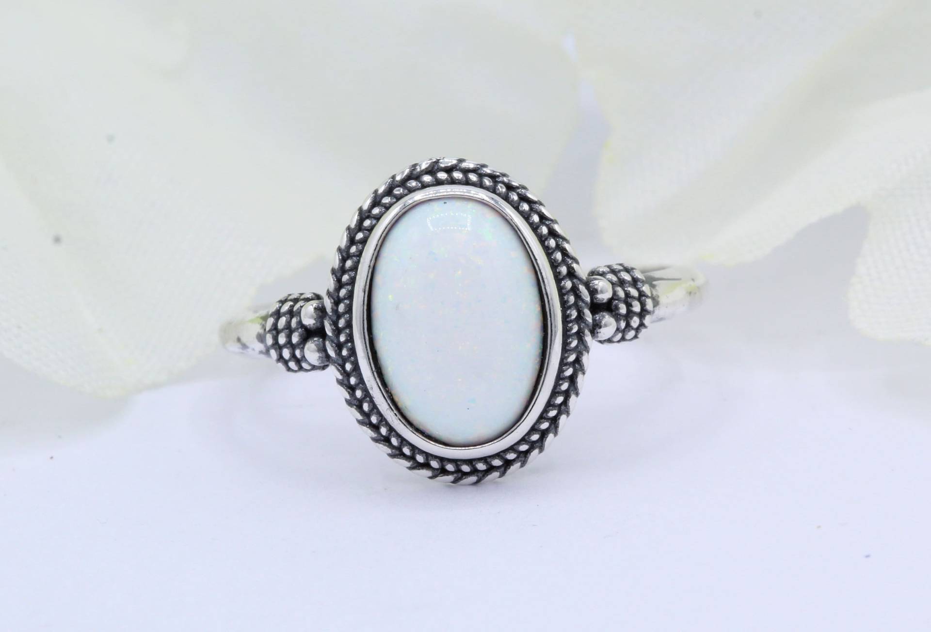 Oval Solitär Lab White Opal Bali Ball Design Oxidierter Ring 925 Sterling Silber Wähle Dein Band Farbe Neu von OnlyOpalLuv